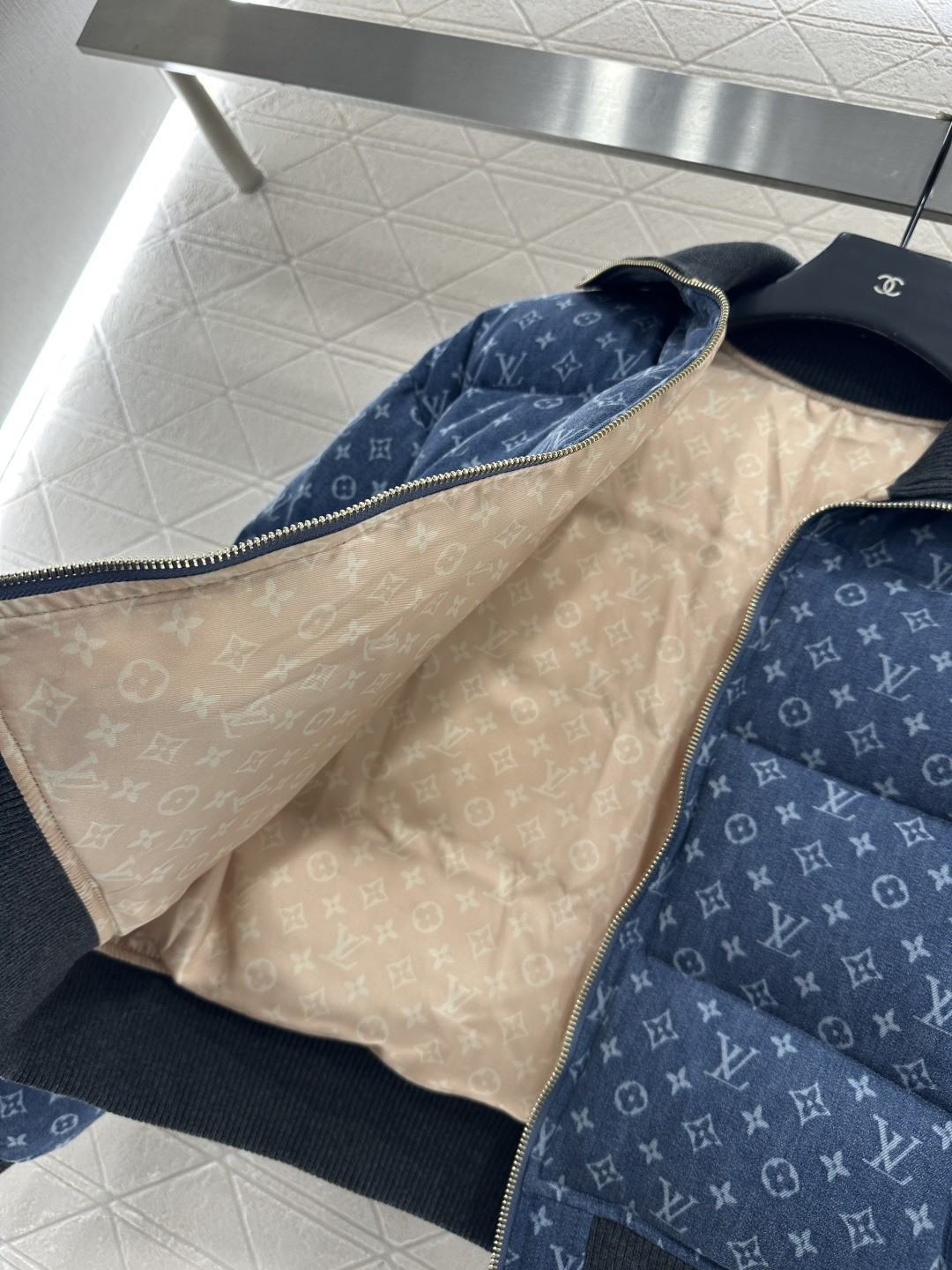 ♥Louis vuitto*♥2025新品上架 翻领拉链牛仔羽绒外套定制YB斜纹棉牛仔材质，羽绒填充内里