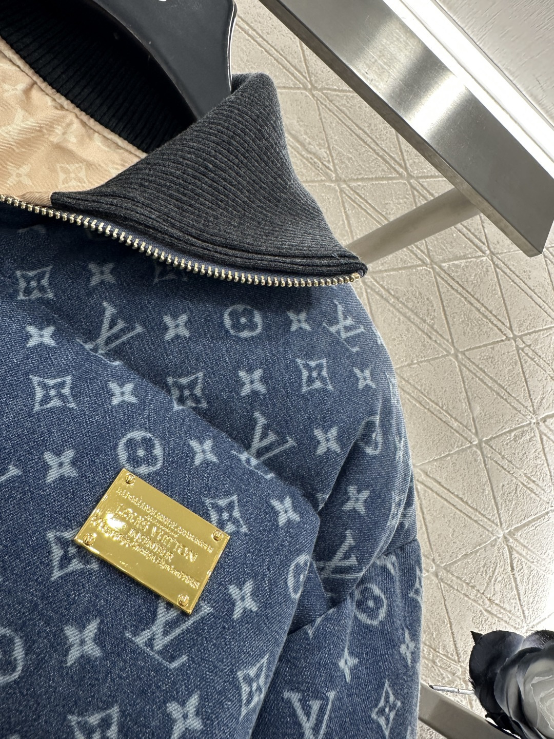 ♥Louis vuitto*♥2025新品上架 翻领拉链牛仔羽绒外套定制YB斜纹棉牛仔材质，羽绒填充内里