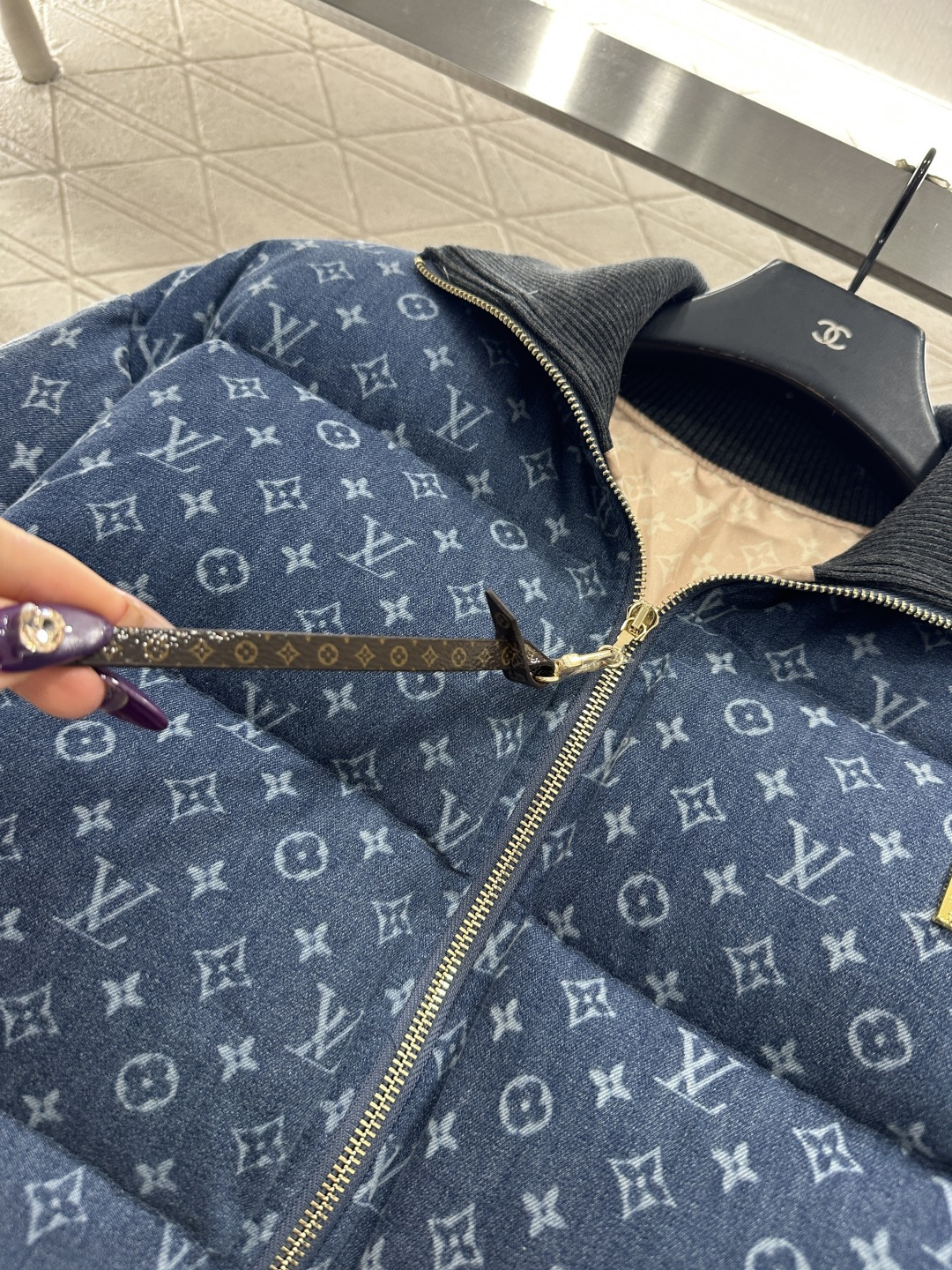 ♥Louis vuitto*♥2025新品上架 翻领拉链牛仔羽绒外套定制YB斜纹棉牛仔材质，羽绒填充内里