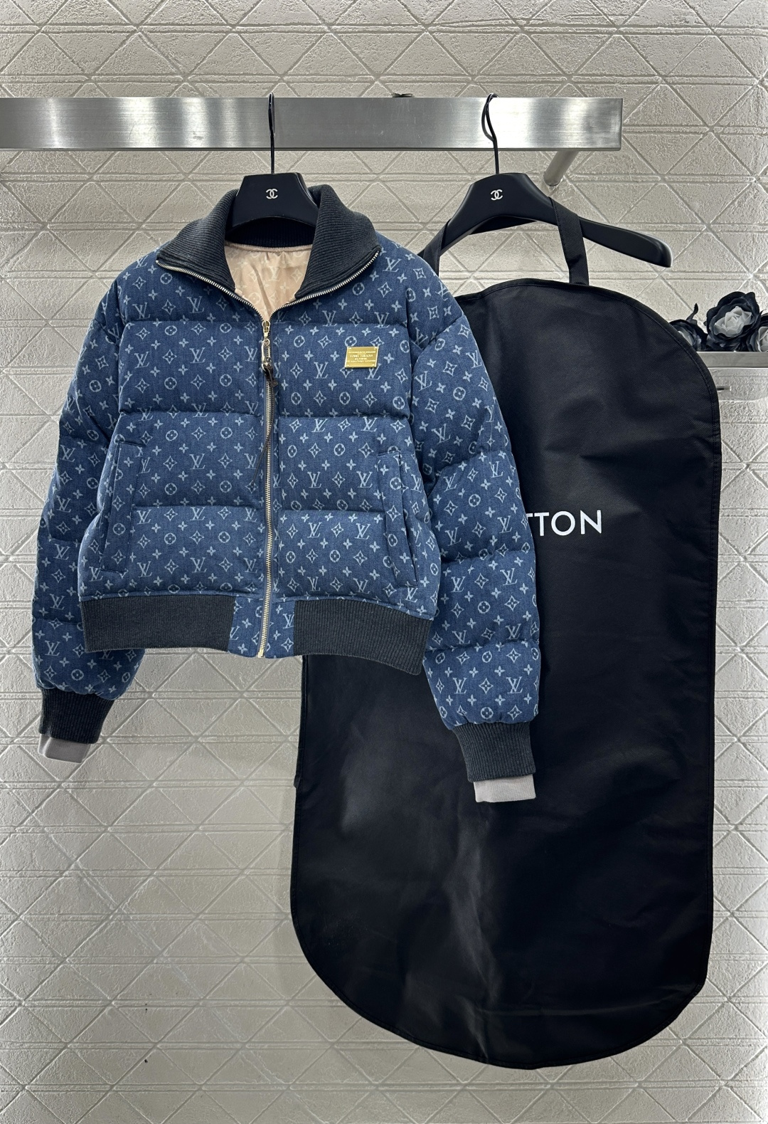 ♥Louis vuitto*♥2025新品上架 翻领拉链牛仔羽绒外套定制YB斜纹棉牛仔材质，羽绒填充内里