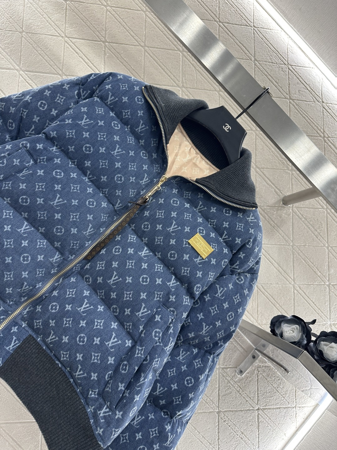 ♥Louis vuitto*♥2025新品上架 翻领拉链牛仔羽绒外套定制YB斜纹棉牛仔材质，羽绒填充内里