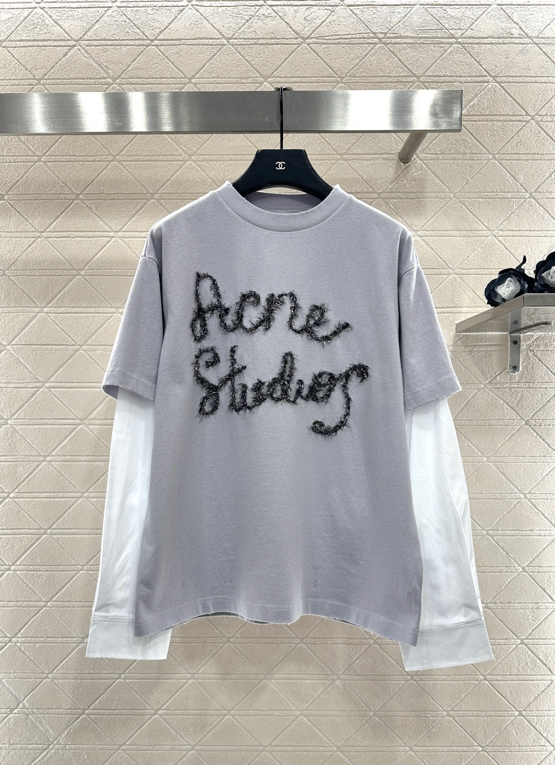 NO:636388,Acne studio*2025 new products are on the shelves, fake two pieces of contrasting color cotton long sleeves  Customized YB twill cotton material, breathable and comfortable, full of texture. Two fake long-sleeved T-shirts are layered and cut to highlight the brand style. Made of heavyweight pure cotton, slightly stretchy, the wear is slim and fashionable. Color contrast is arranged inside and outside the body, showing a fashionable sense of superimposed long and short sleeves. The letter logo on the chest is completed with black silver yarn crochet embroidery, which is very eye-catching and creates a personalized style. It is fashionable and age-reducing, and looks great when worn alone. Customized surface accessories Look for the version  high version,women's clothing,acne studios,dior,T-shirt,tees,t-shirt,alexander wang19860909Acne studio*2025新品上架  假两件撞色全棉长袖 定制YB斜纹全棉材质,透气舒适,质感十足,假两件T恤长袖叠穿裁剪,凸显品牌格调,采用克重纯棉制成,略带有弹力,穿搭显瘦时尚,大身里外利用颜色对比排列,呈现出长短袖叠加的时尚感,胸口字母徽标以黑色银丝纱线钩织刺绣完成,十足亮眼,打造个性风格,时髦减龄,单穿内搭都出彩.定制面辅料 认准版本 高版本,女装,acne studios,dior,T-shirt,tees，t-shirt,alexander wang,Women's clothing