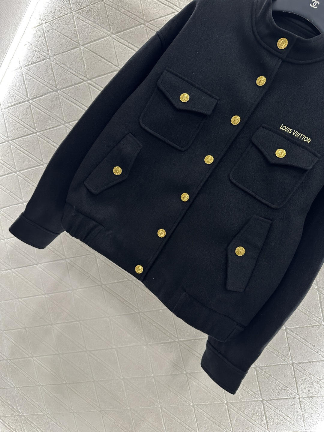 ♥Louis Vuitto*♥2025新品上架 口袋按扣夹克外套定制YB进口毛呢材质，质感光泽，挺括有型