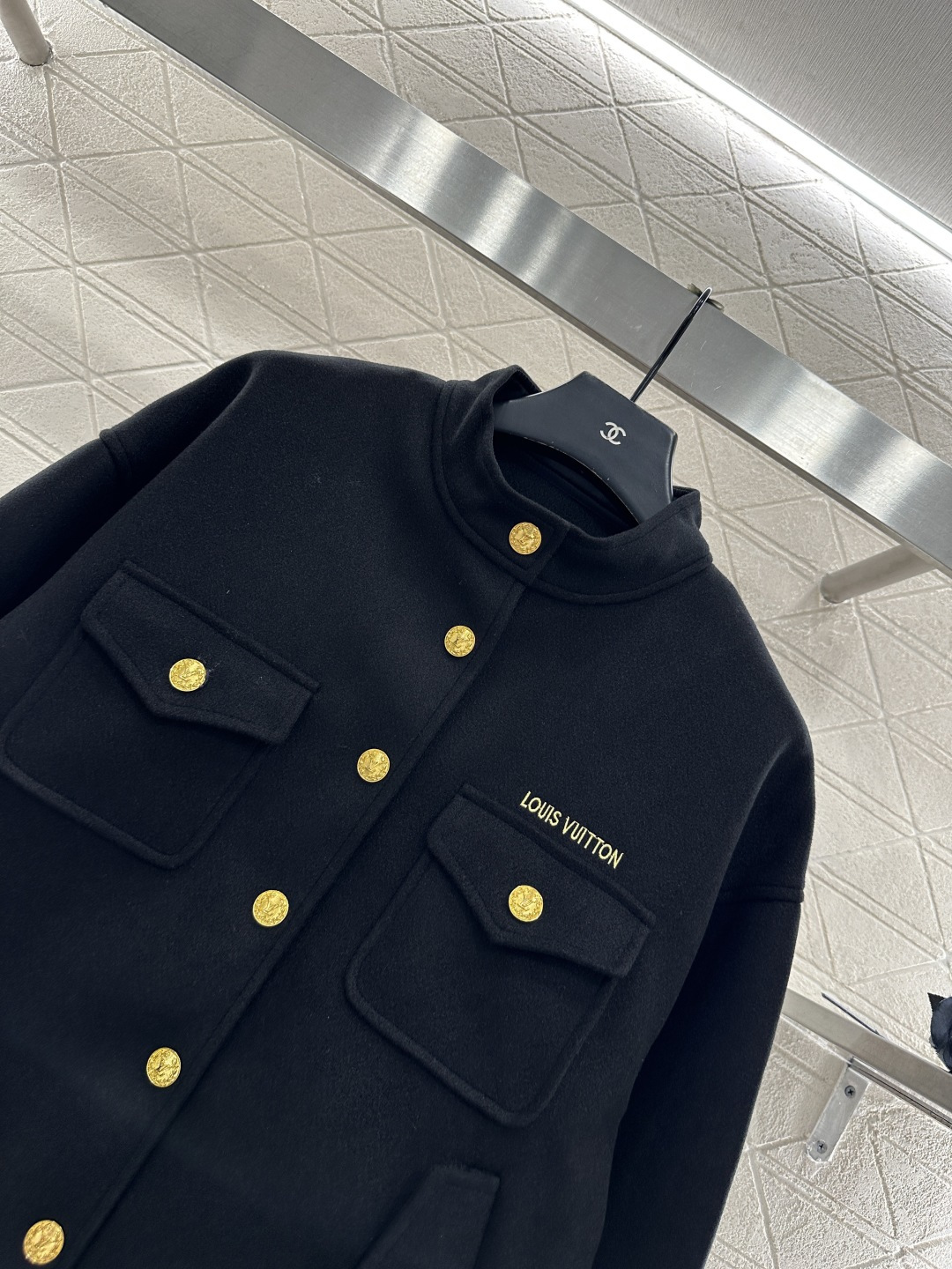 ♥Louis Vuitto*♥2025新品上架 口袋按扣夹克外套定制YB进口毛呢材质，质感光泽，挺括有型