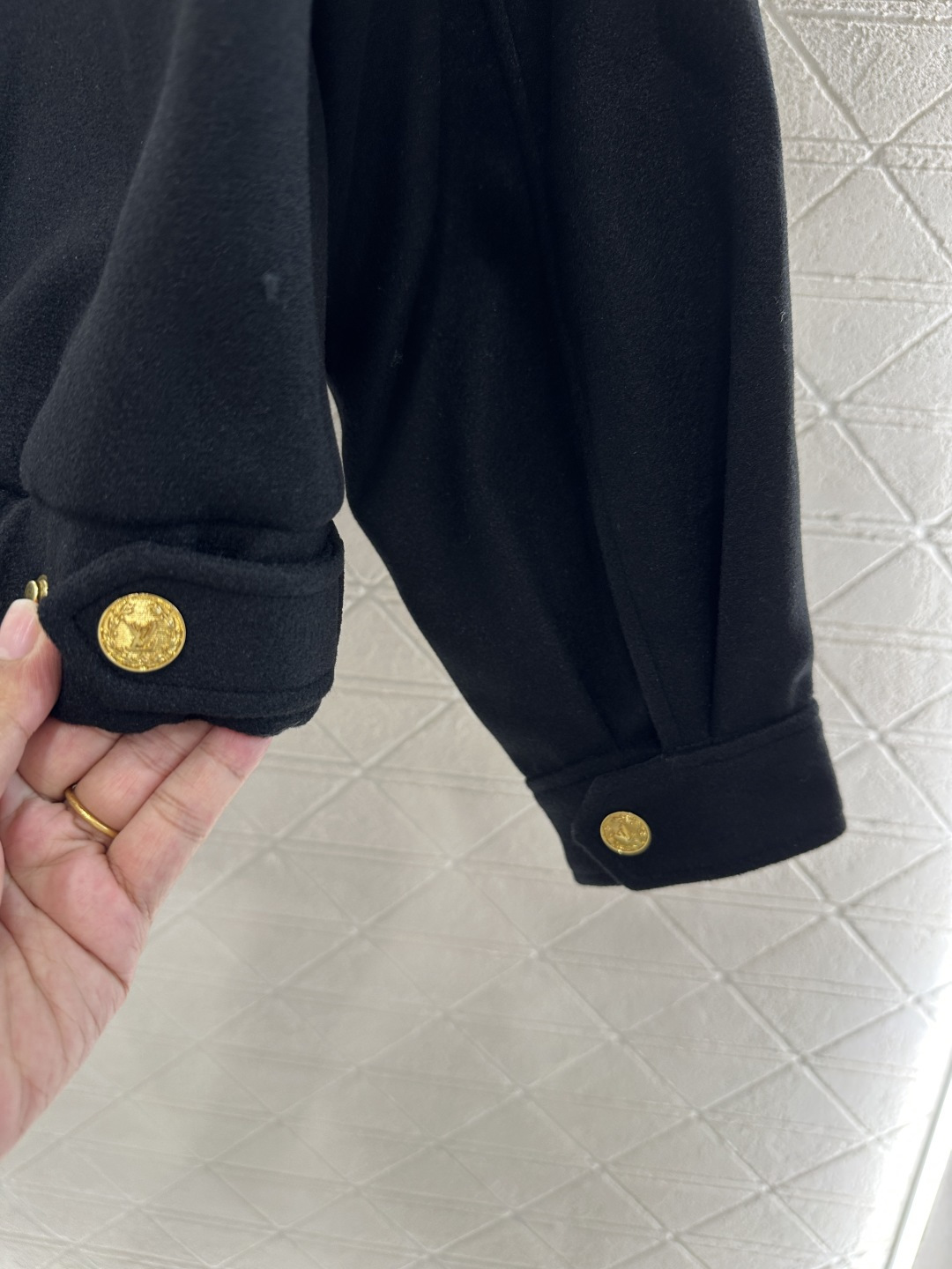 ♥Louis Vuitto*♥2025新品上架 口袋按扣夹克外套定制YB进口毛呢材质，质感光泽，挺括有型