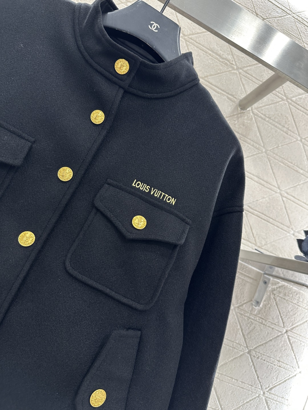 ♥Louis Vuitto*♥2025新品上架 口袋按扣夹克外套定制YB进口毛呢材质，质感光泽，挺括有型