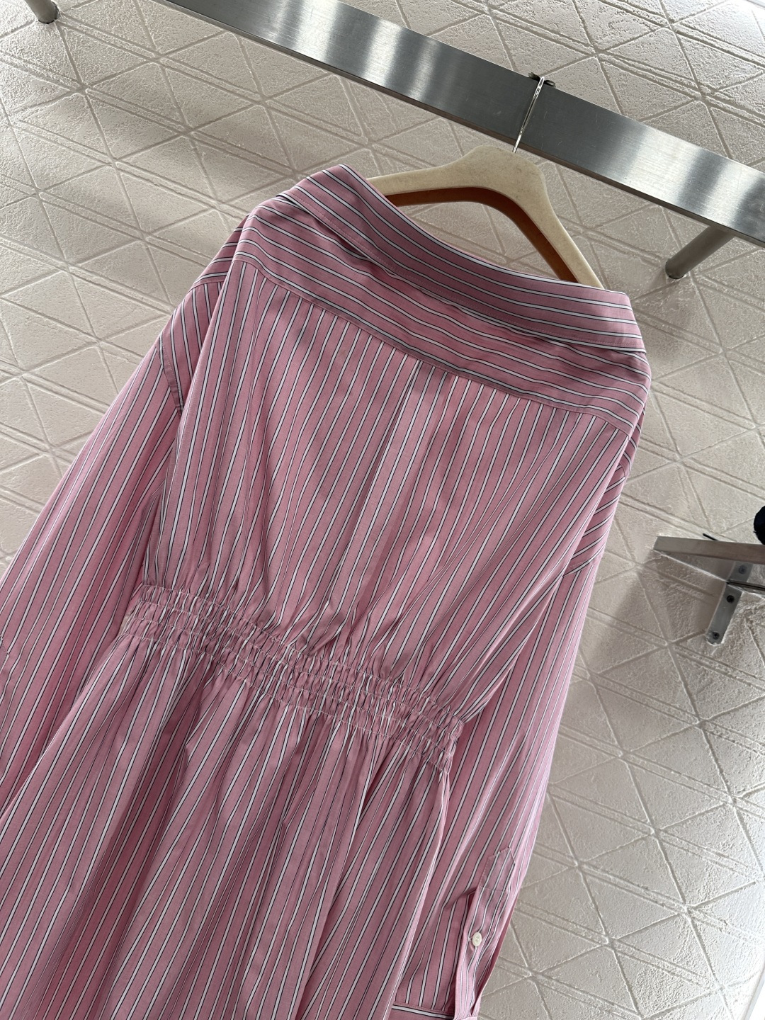♥Miumi*♥2025新品上架 多种穿法条纹衬衫连衣裙定制YB斜纹全棉材质，质感舒适，垂顺有型，纽扣衬