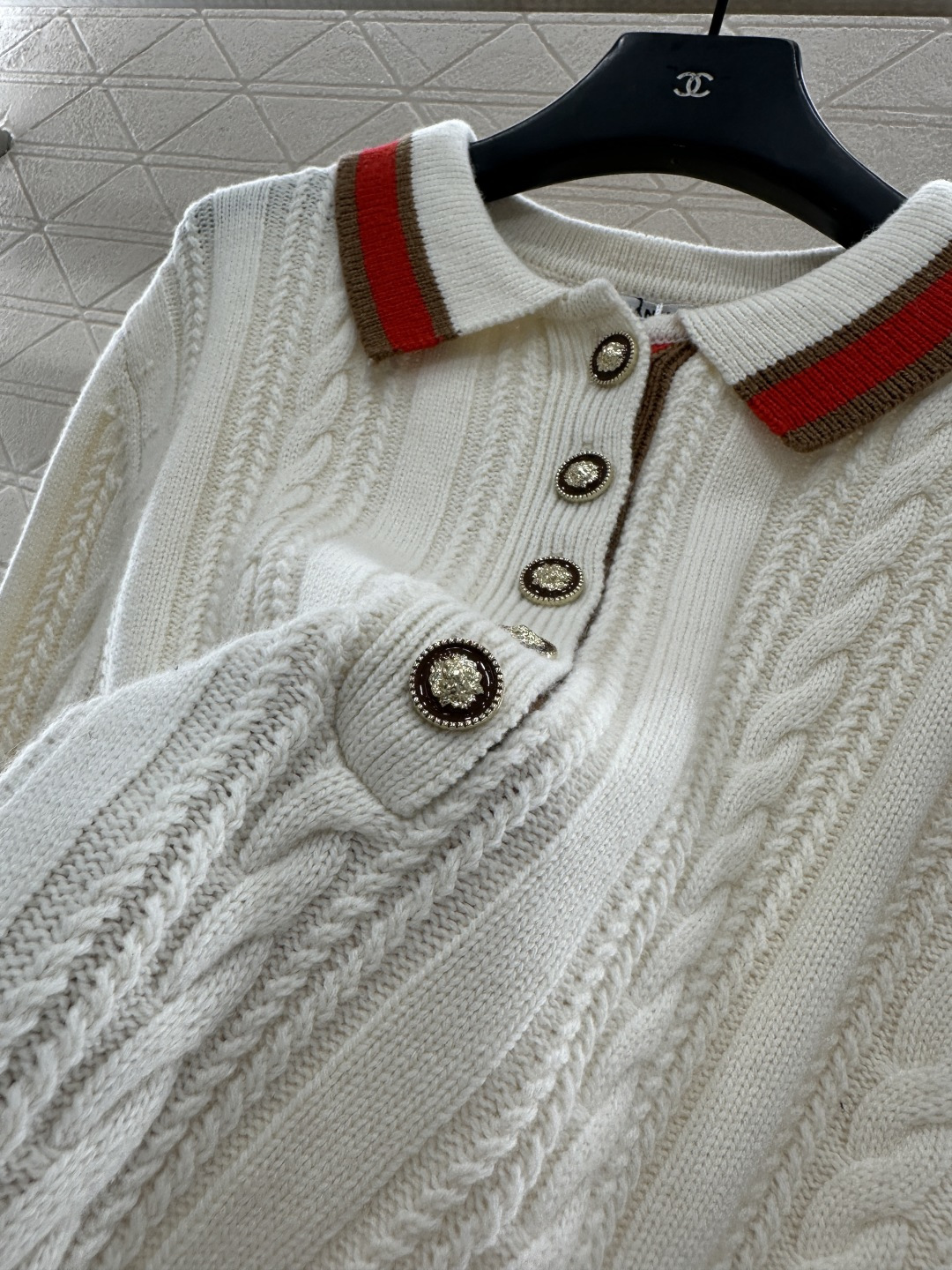 ♥Chane*♥2025新品上架 翻领针织上衣定制YB羊绒纱线织造，细腻柔软，穿搭舒适，翻领上衣领口和袖