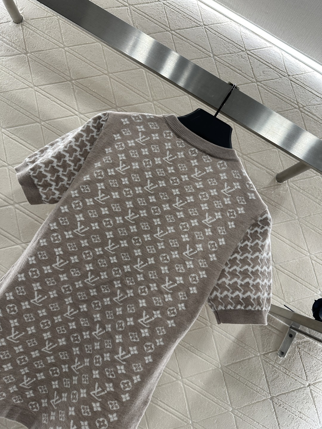 ♥Louis vuitto*♥2025新品上架 提花圆领短袖毛衣定制YB羊毛针织材质，质感高级，舒适柔软