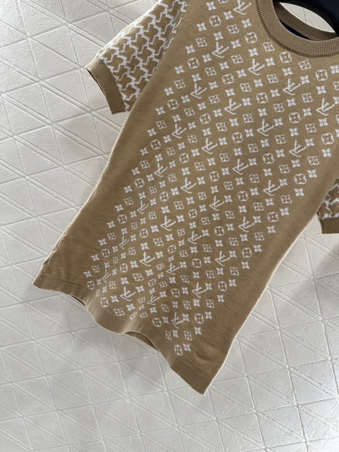 ♥Louis vuitto*♥2025新品上架 提花圆领短袖毛衣定制YB羊毛针织材质，质感高级，舒适柔软