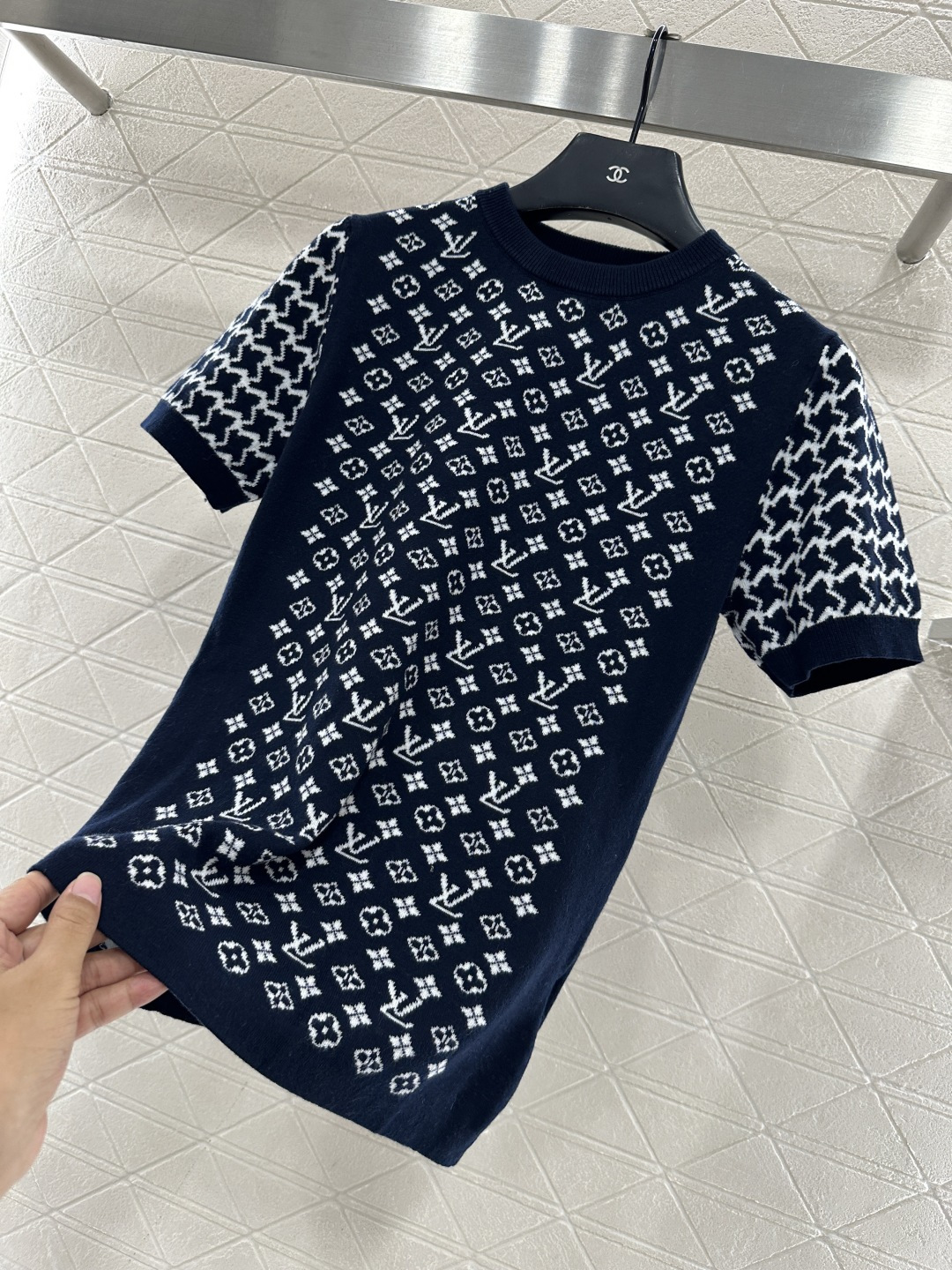 ♥Louis vuitto*♥2025新品上架 提花圆领短袖毛衣定制YB羊毛针织材质，质感高级，舒适柔软