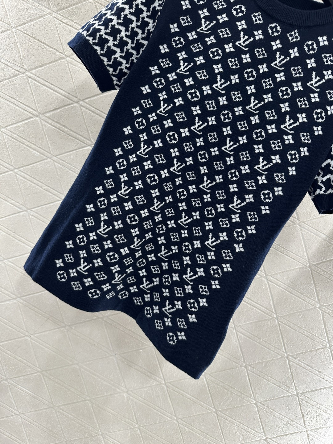 ♥Louis vuitto*♥2025新品上架 提花圆领短袖毛衣定制YB羊毛针织材质，质感高级，舒适柔软
