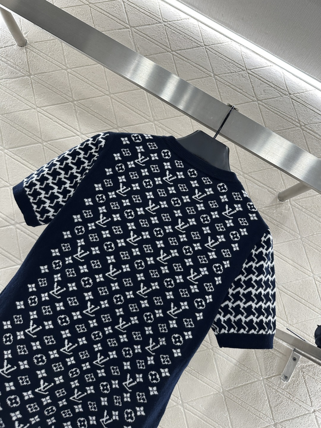 ♥Louis vuitto*♥2025新品上架 提花圆领短袖毛衣定制YB羊毛针织材质，质感高级，舒适柔软