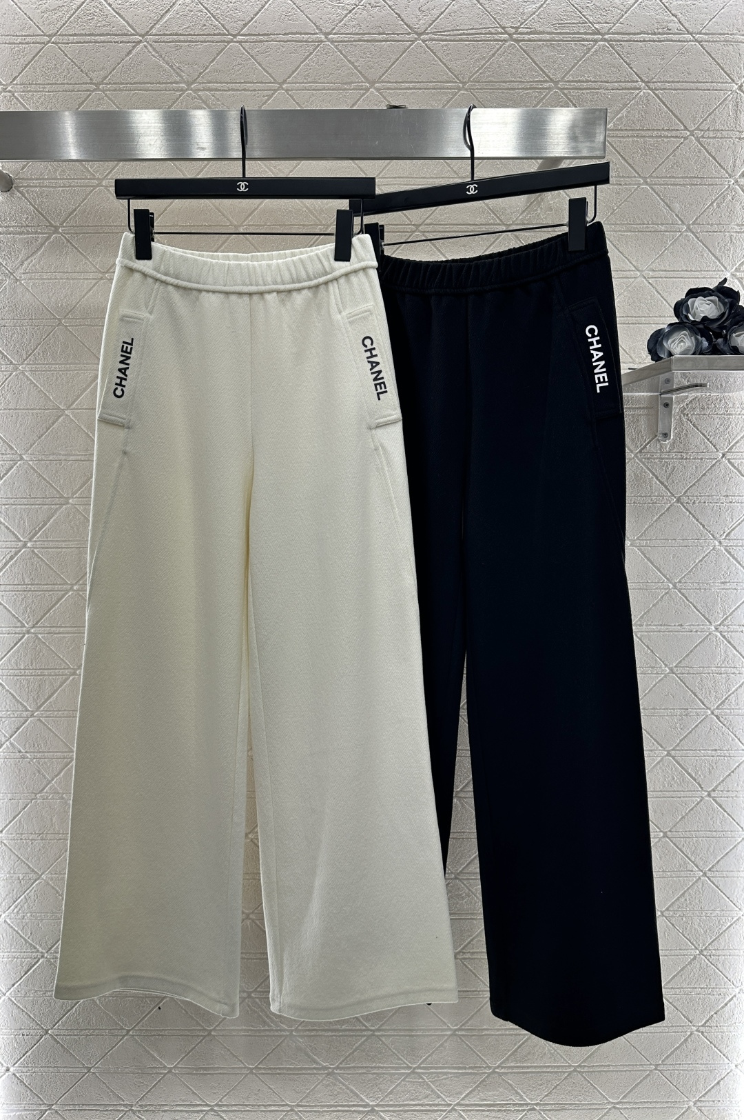 ♥Chane*♥2025新品上架 高腰阔腿长裤定制YB进口羊毛混纺材质，面料柔软舒适，光泽细腻，高腰阔腿