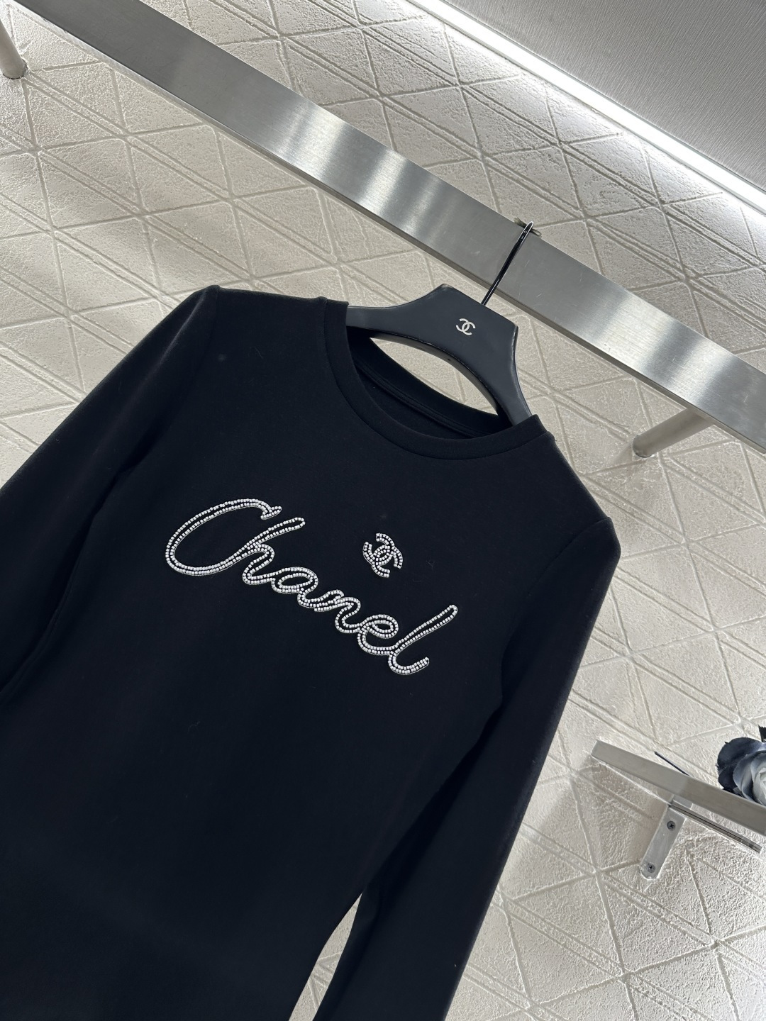 ♥Chane*♥2024新品上架 磨绒圆领钉珠长袖上衣定制YB进口人棉材质，质感舒适，弹力好穿，圆领长袖