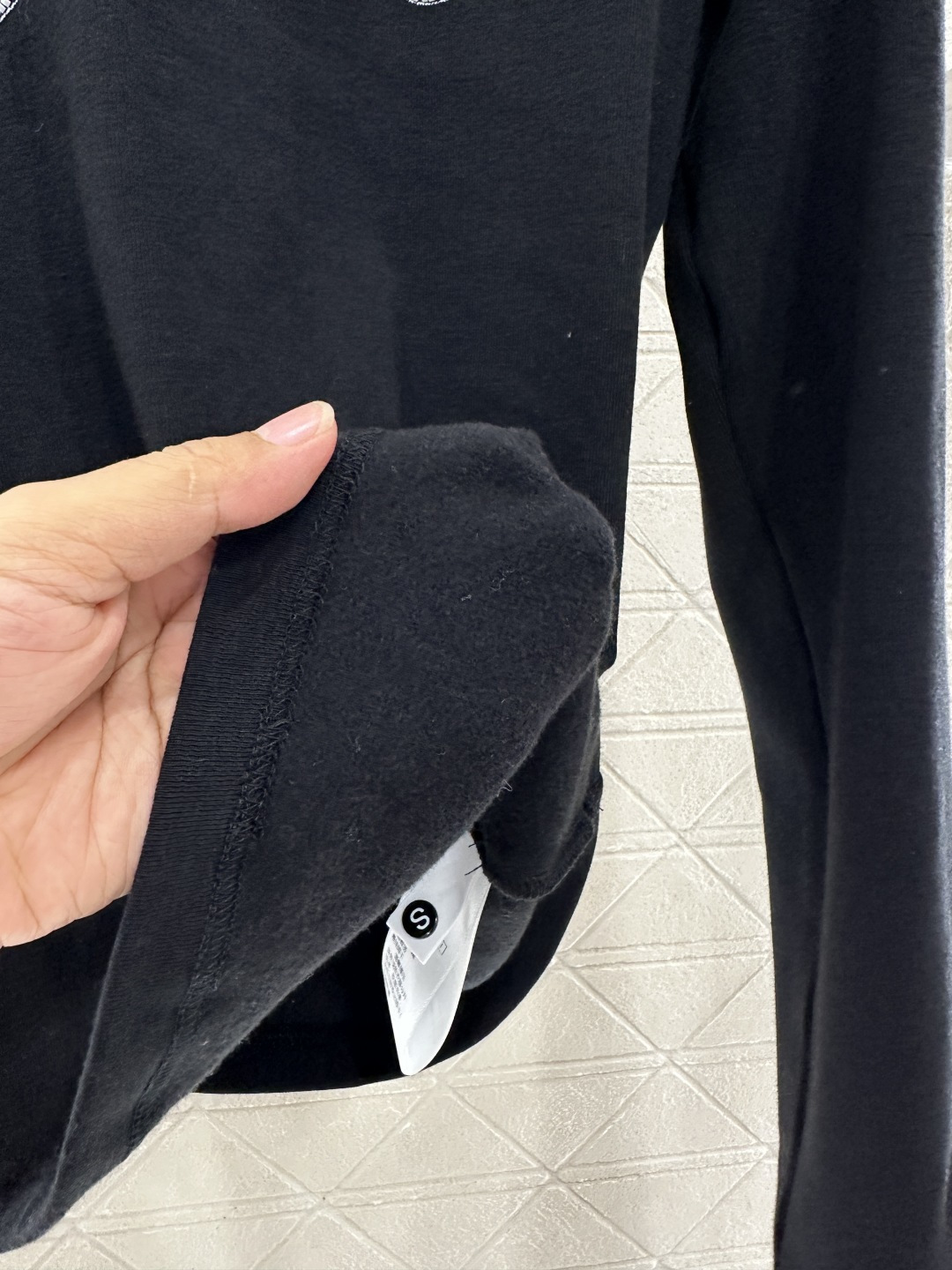 ♥Chane*♥2024新品上架 磨绒圆领钉珠长袖上衣定制YB进口人棉材质，质感舒适，弹力好穿，圆领长袖