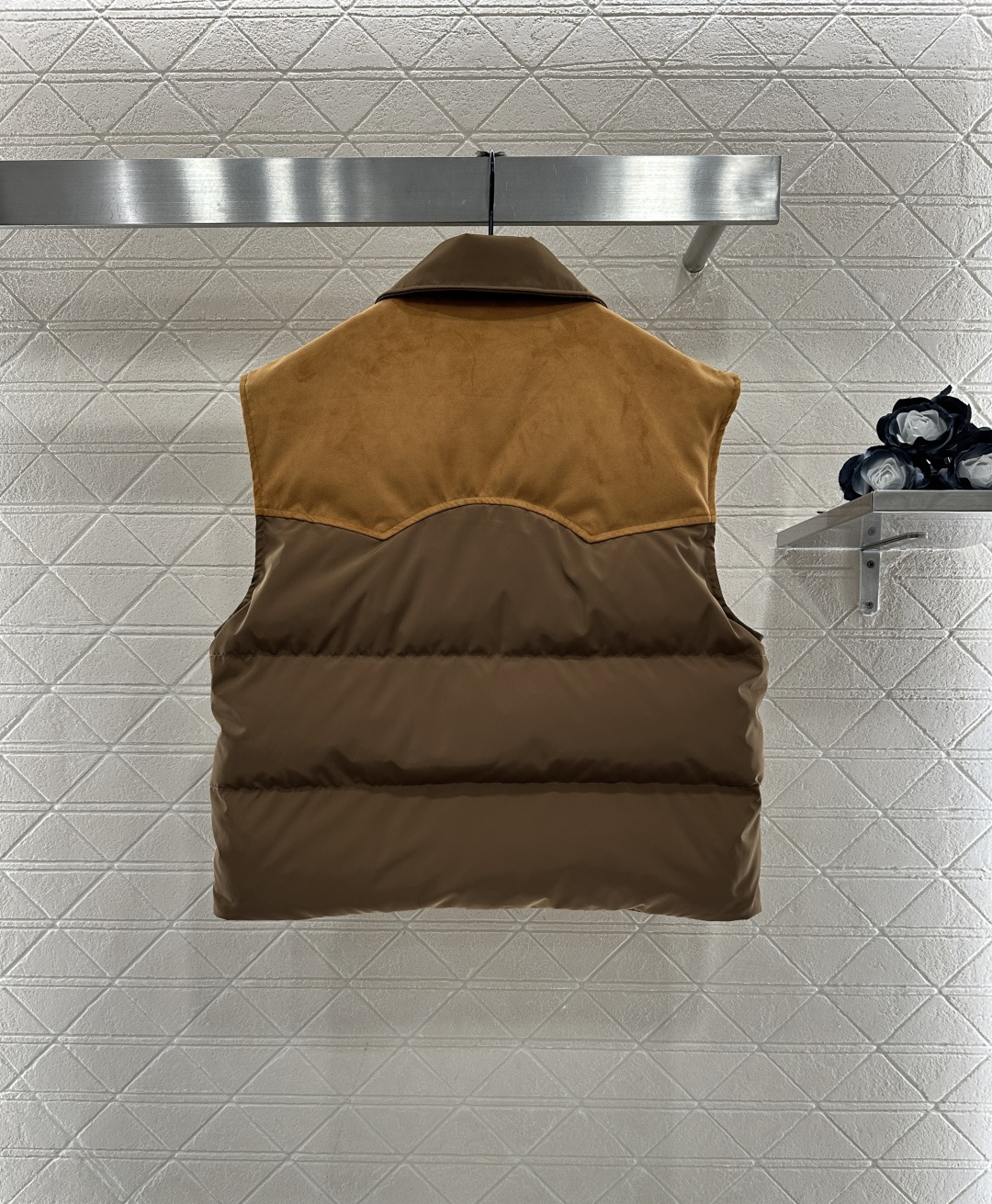 ♥Miumi*♥2025新品上架 翻领拼接撞色羽绒马甲定制YB进口防风防水尼龙材质，羽绒填充内里，整件轻