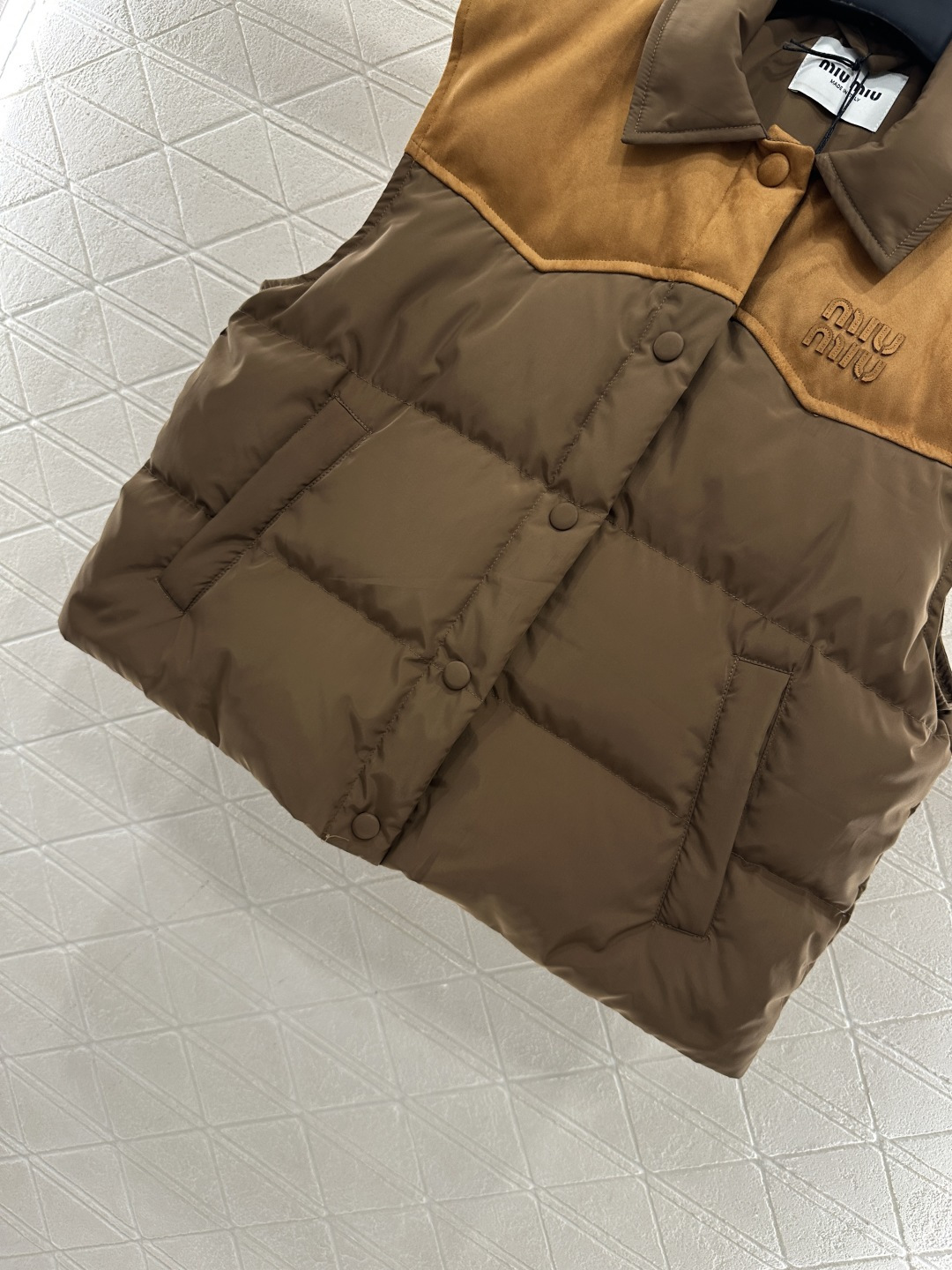 ♥Miumi*♥2025新品上架 翻领拼接撞色羽绒马甲定制YB进口防风防水尼龙材质，羽绒填充内里，整件轻