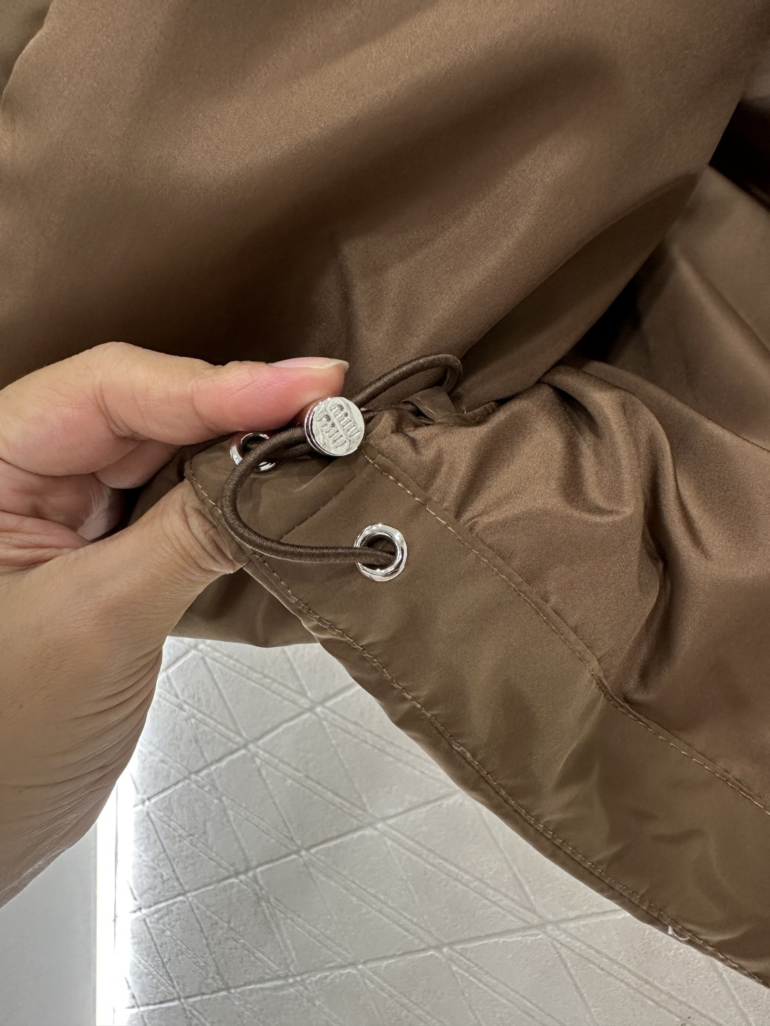 ♥Miumi*♥2025新品上架 翻领拼接撞色羽绒马甲定制YB进口防风防水尼龙材质，羽绒填充内里，整件轻