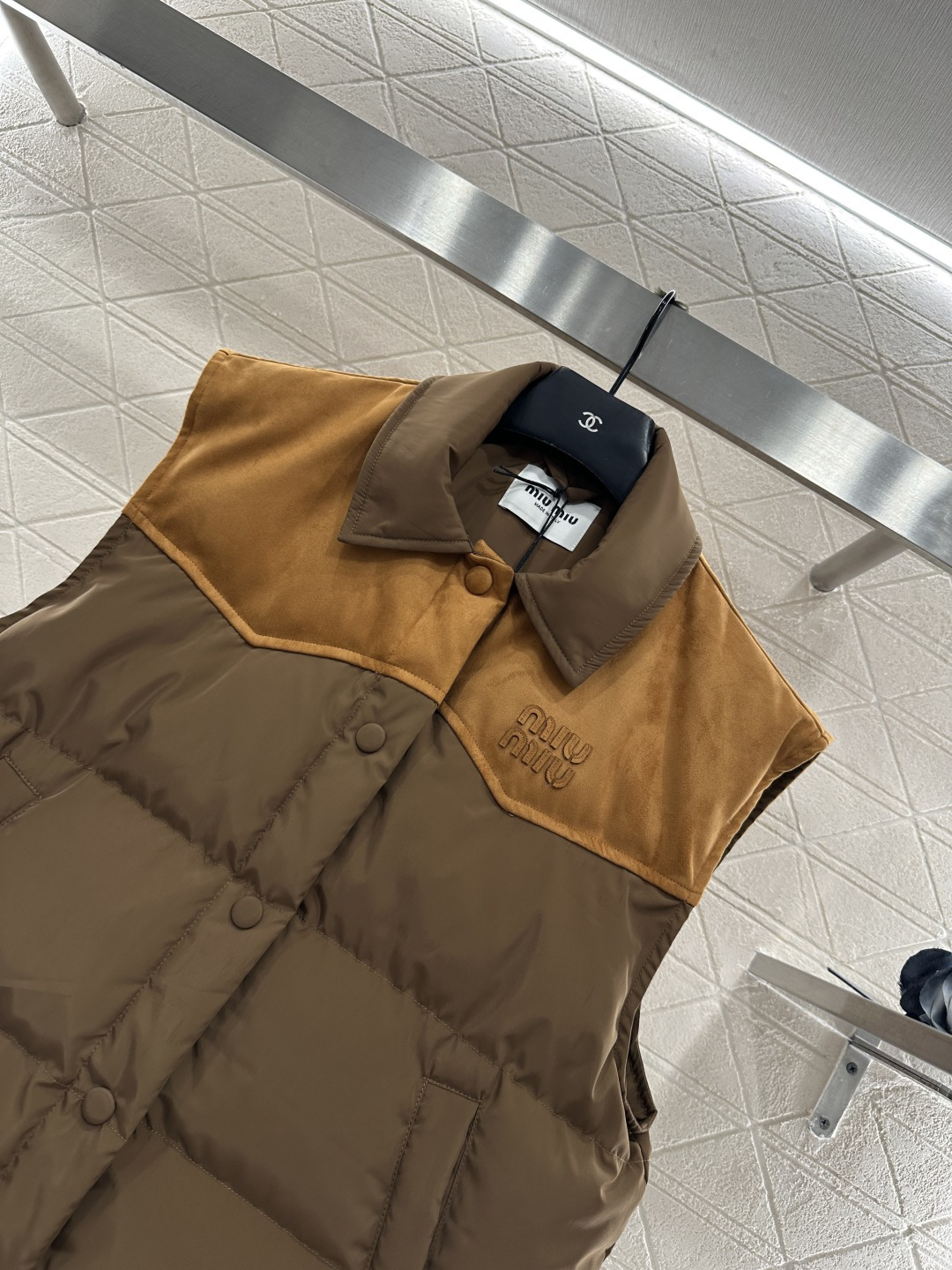 ♥Miumi*♥2025新品上架 翻领拼接撞色羽绒马甲定制YB进口防风防水尼龙材质，羽绒填充内里，整件轻