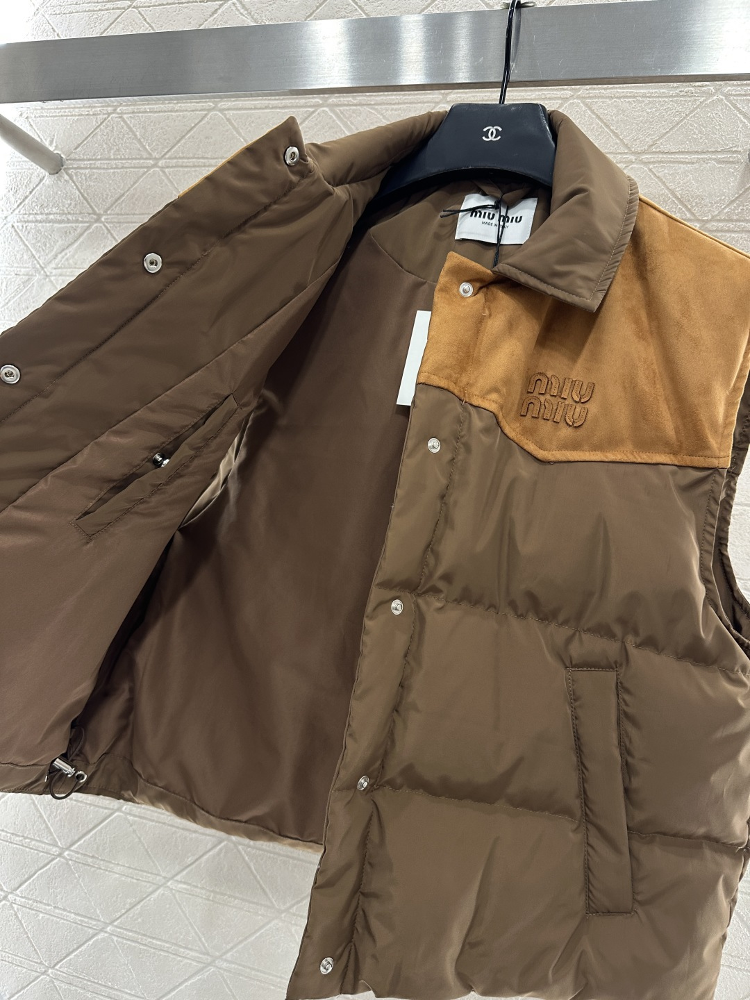 ♥Miumi*♥2025新品上架 翻领拼接撞色羽绒马甲定制YB进口防风防水尼龙材质，羽绒填充内里，整件轻