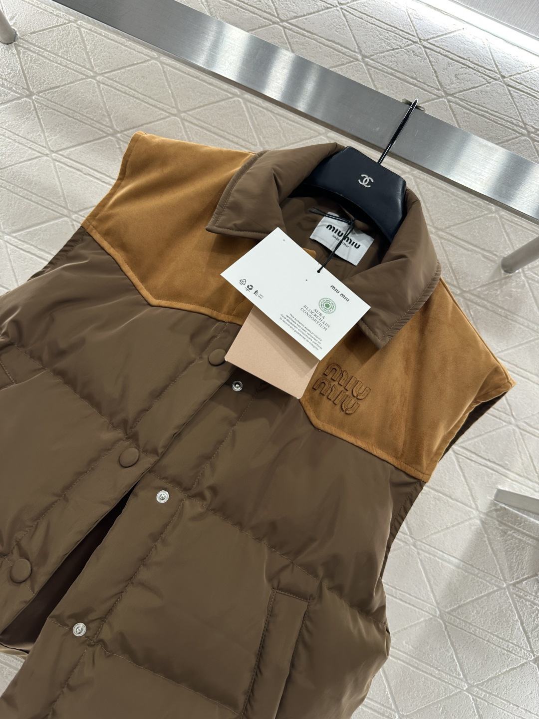 ♥Miumi*♥2025新品上架 翻领拼接撞色羽绒马甲定制YB进口防风防水尼龙材质，羽绒填充内里，整件轻