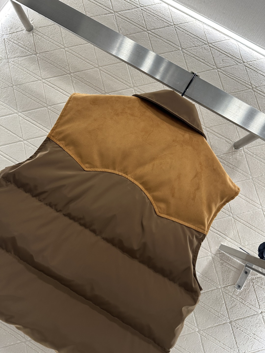 ♥Miumi*♥2025新品上架 翻领拼接撞色羽绒马甲定制YB进口防风防水尼龙材质，羽绒填充内里，整件轻