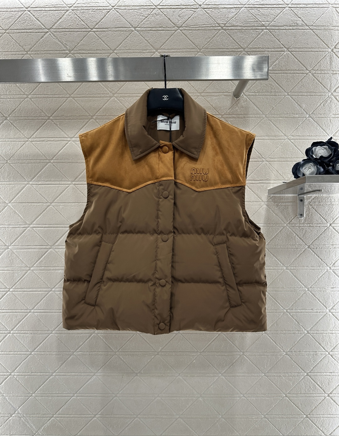 ♥Miumi*♥2025新品上架 翻领拼接撞色羽绒马甲定制YB进口防风防水尼龙材质，羽绒填充内里，整件轻