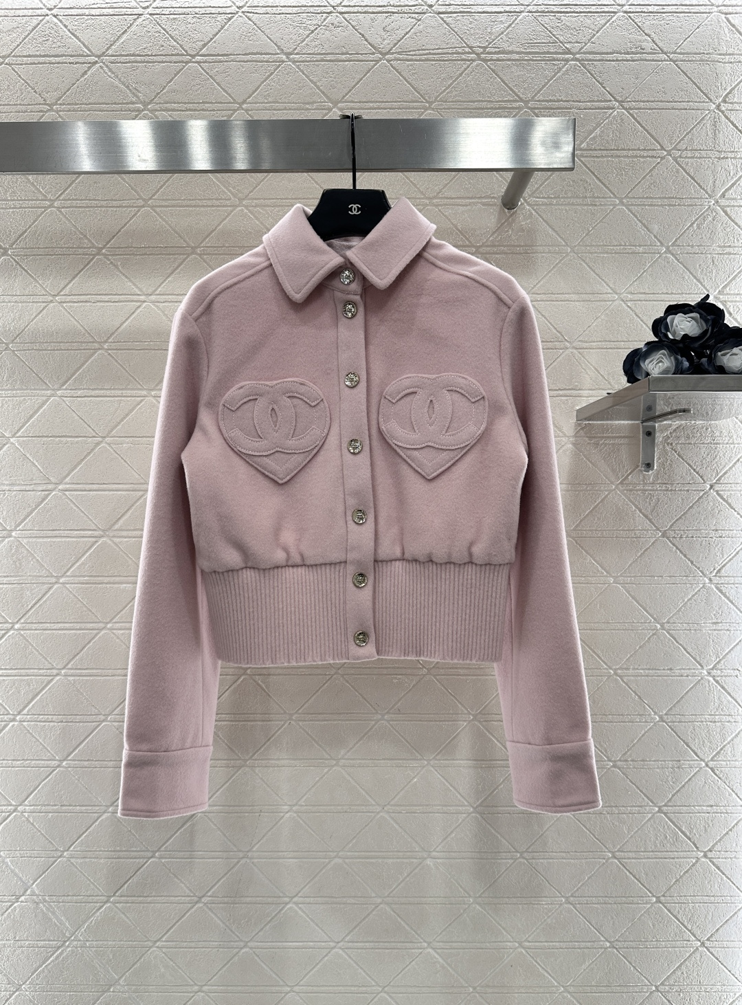 ♥Chane*♥2025新品上架 毛呢翻领夹克外套定制YB进口羊毛呢材质，肌理明显，挺括有型，翻领夹克外