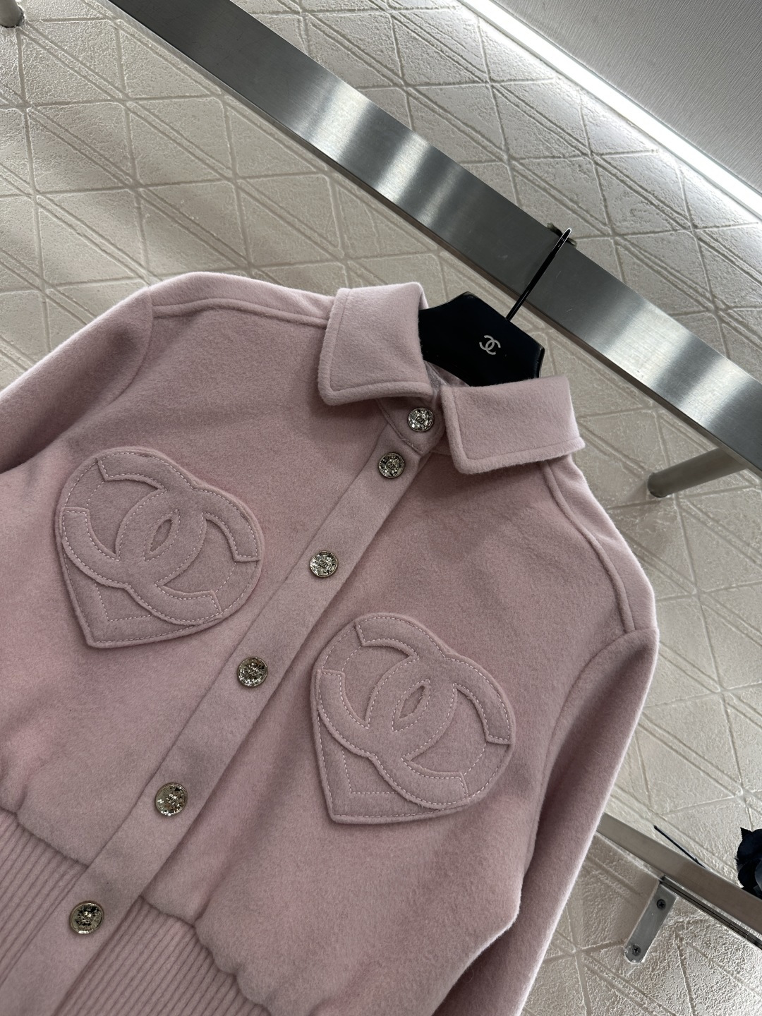 ♥Chane*♥2025新品上架 毛呢翻领夹克外套定制YB进口羊毛呢材质，肌理明显，挺括有型，翻领夹克外