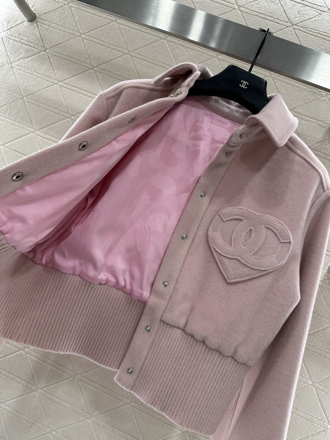 ♥Chane*♥2025新品上架 毛呢翻领夹克外套定制YB进口羊毛呢材质，肌理明显，挺括有型，翻领夹克外