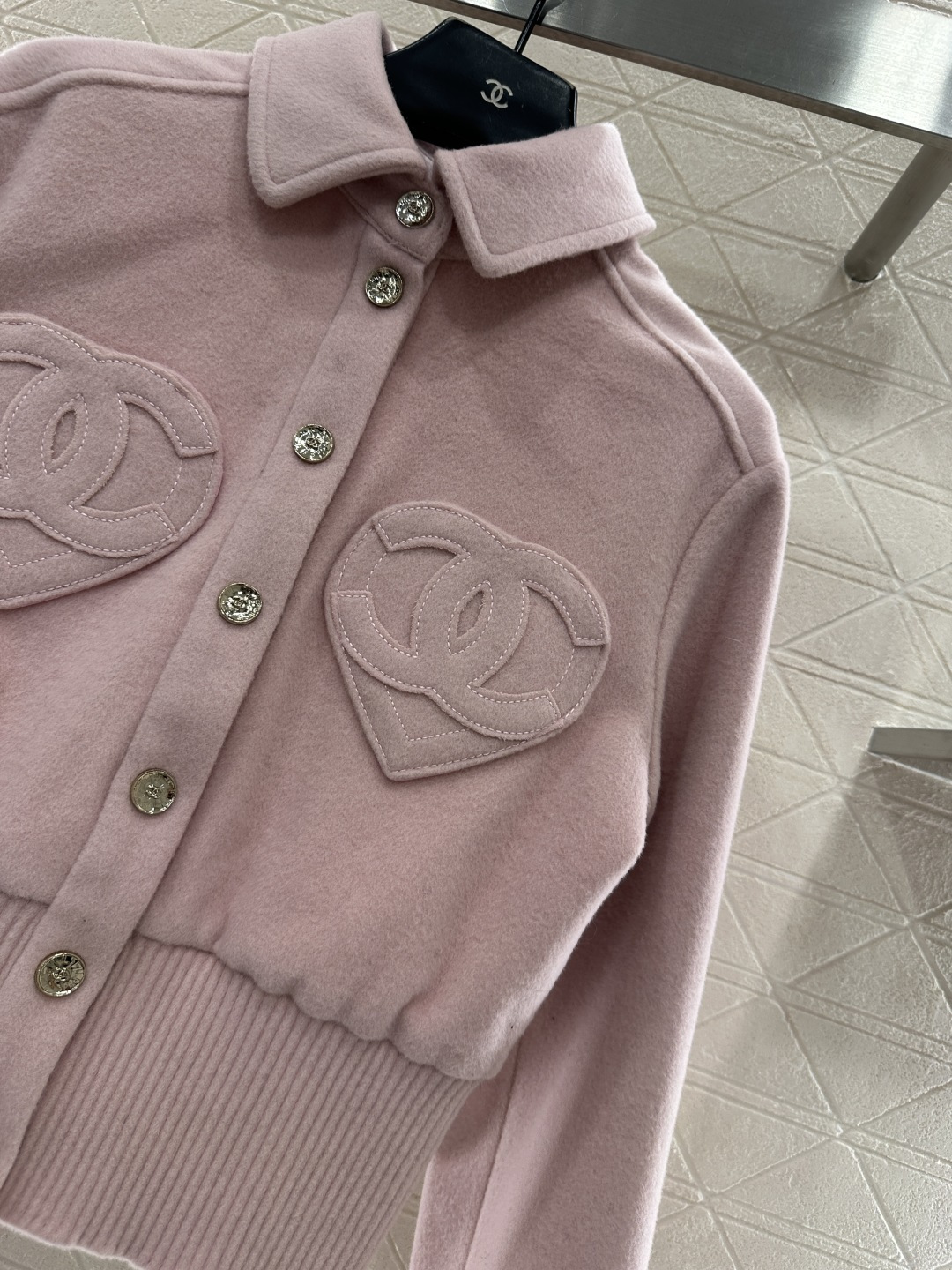 ♥Chane*♥2025新品上架 毛呢翻领夹克外套定制YB进口羊毛呢材质，肌理明显，挺括有型，翻领夹克外