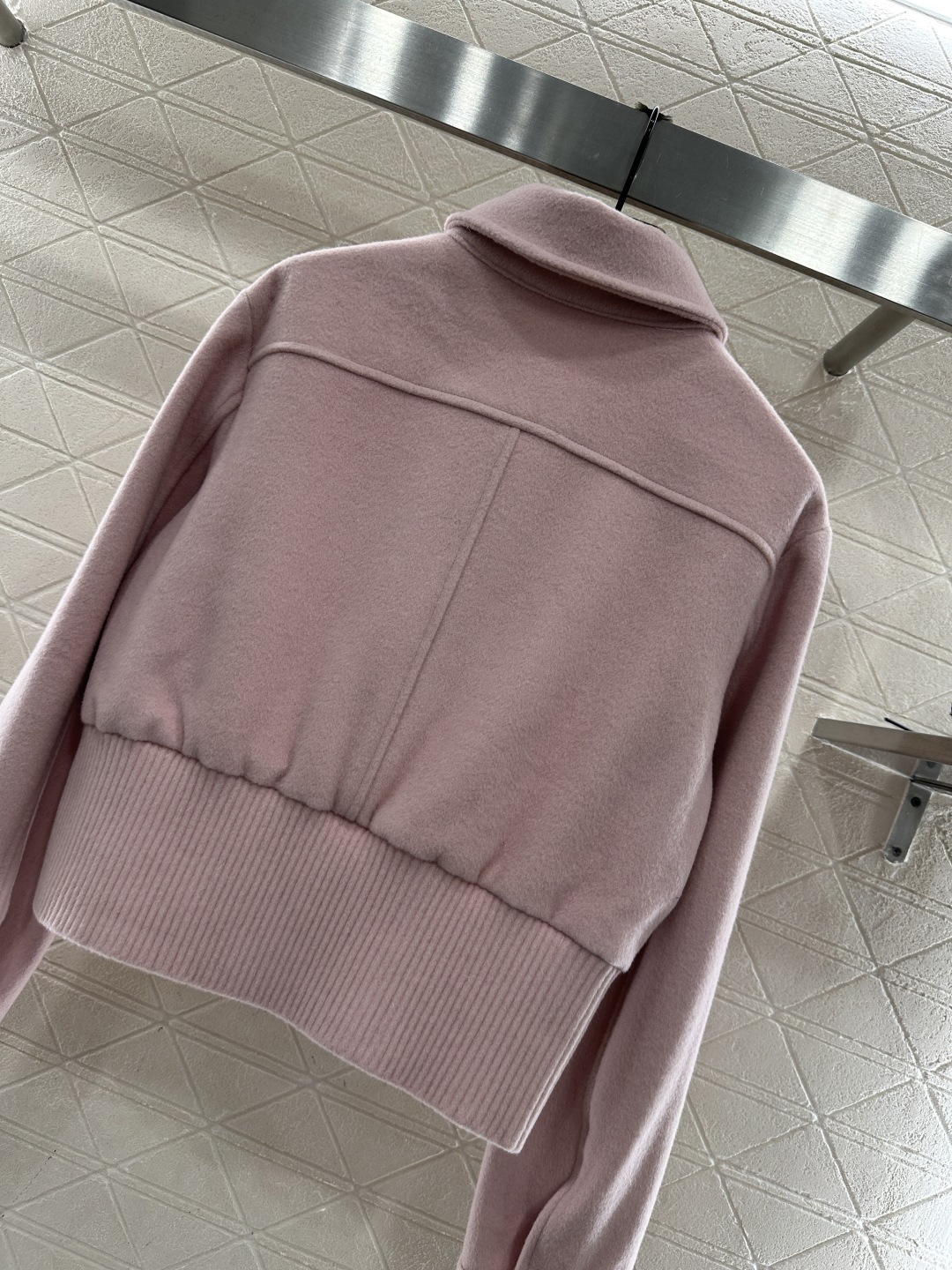 ♥Chane*♥2025新品上架 毛呢翻领夹克外套定制YB进口羊毛呢材质，肌理明显，挺括有型，翻领夹克外