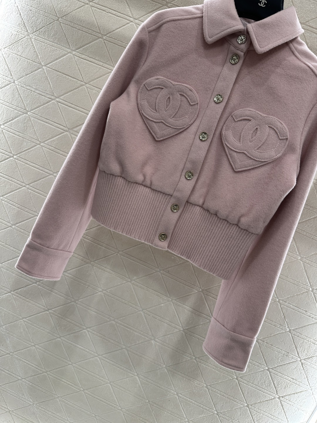 ♥Chane*♥2025新品上架 毛呢翻领夹克外套定制YB进口羊毛呢材质，肌理明显，挺括有型，翻领夹克外