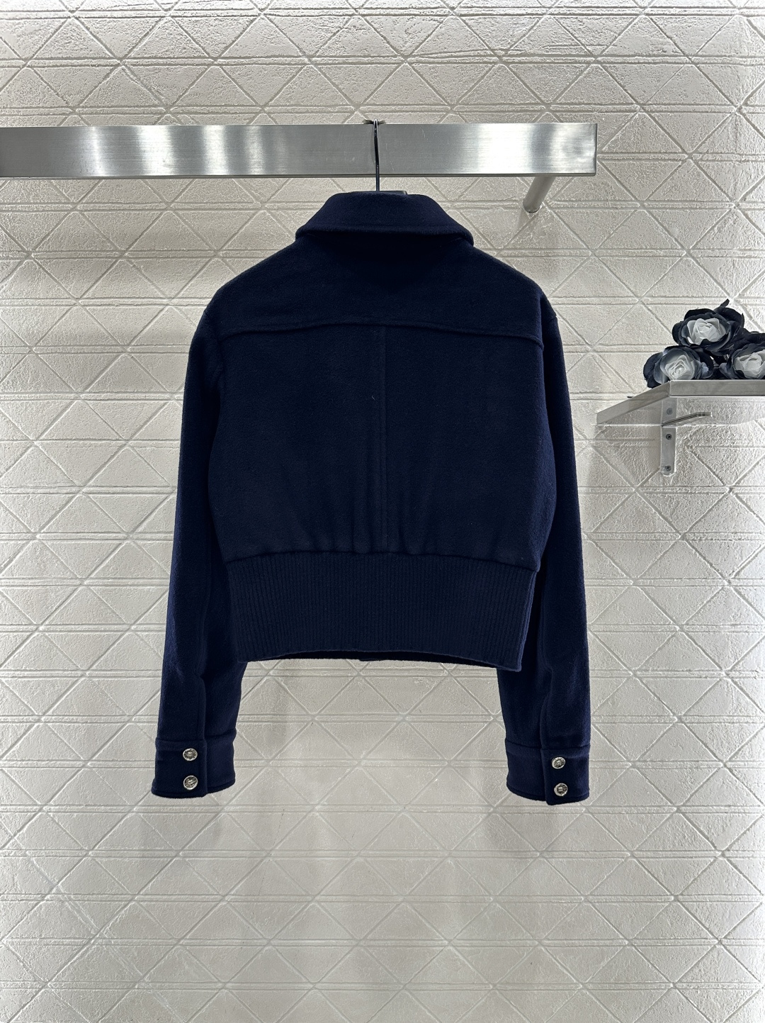 ♥Chane*♥2025新品上架 毛呢翻领夹克外套定制YB进口羊毛呢材质，肌理明显，挺括有型，翻领夹克外