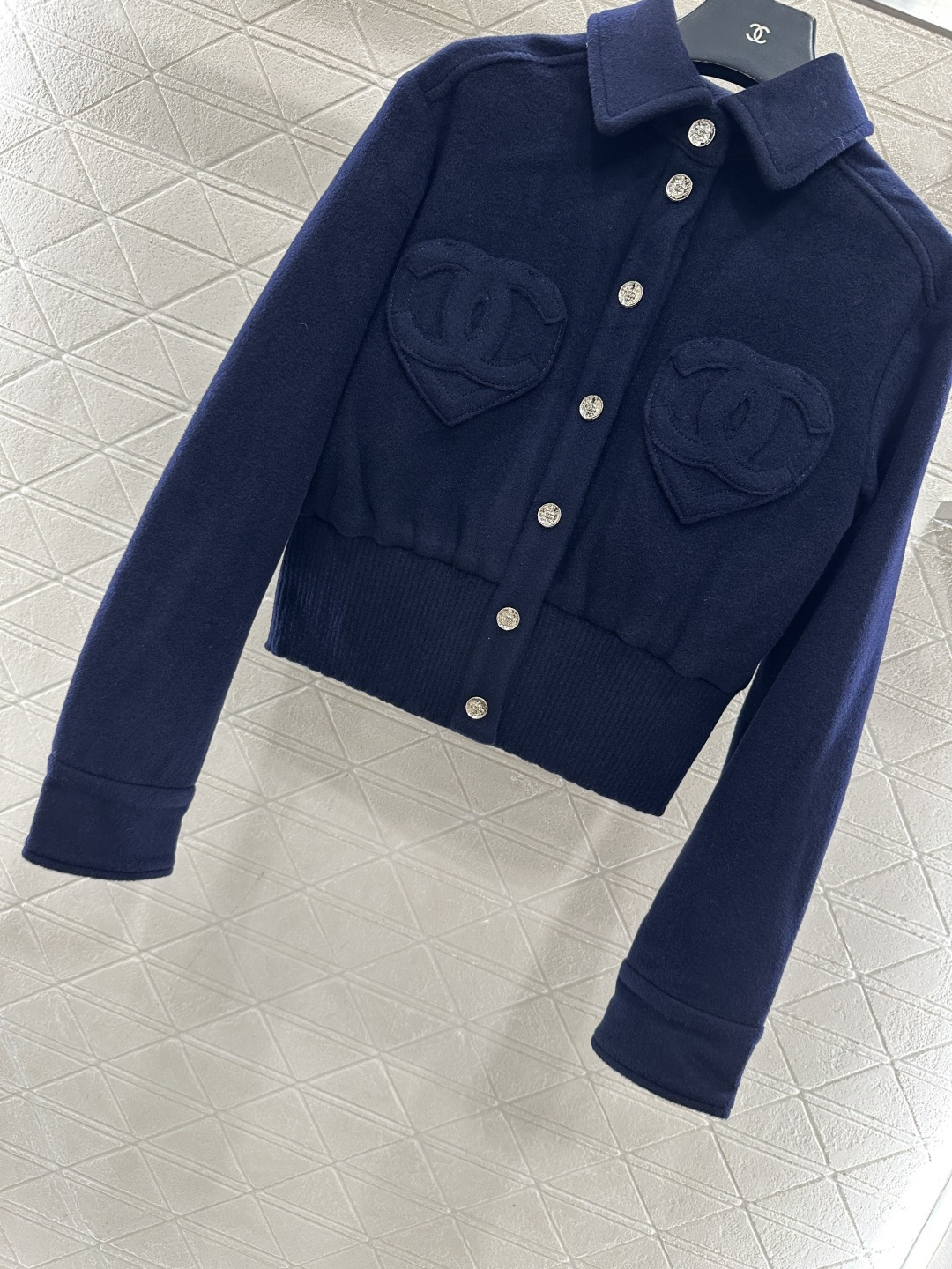 ♥Chane*♥2025新品上架 毛呢翻领夹克外套定制YB进口羊毛呢材质，肌理明显，挺括有型，翻领夹克外