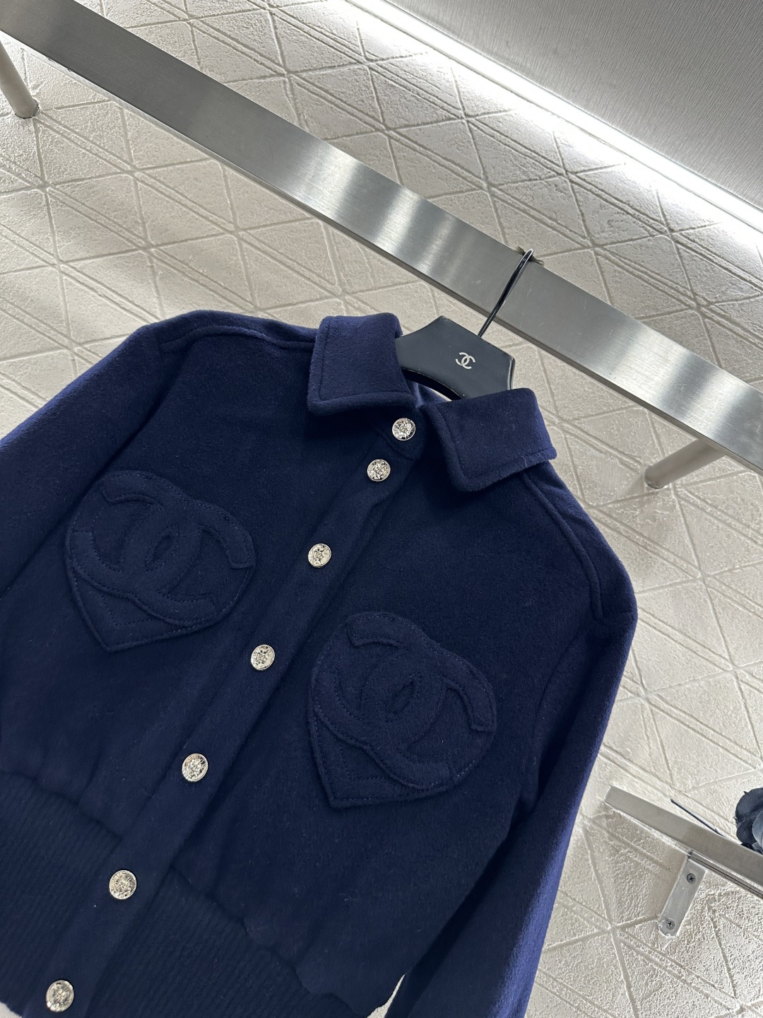 ♥Chane*♥2025新品上架 毛呢翻领夹克外套定制YB进口羊毛呢材质，肌理明显，挺括有型，翻领夹克外