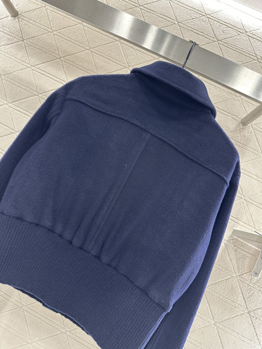 ♥Chane*♥2025新品上架 毛呢翻领夹克外套定制YB进口羊毛呢材质，肌理明显，挺括有型，翻领夹克外