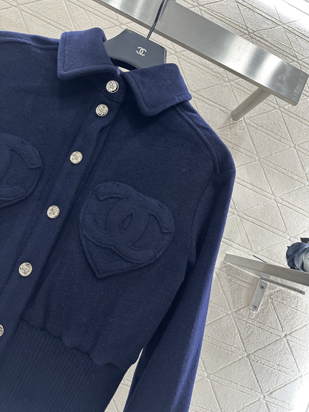 ♥Chane*♥2025新品上架 毛呢翻领夹克外套定制YB进口羊毛呢材质，肌理明显，挺括有型，翻领夹克外