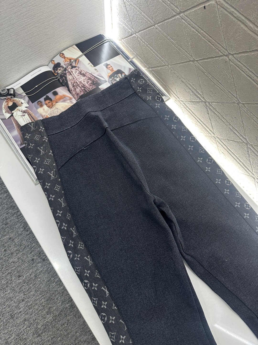 ♥Louis vuitto*♥2025新品上架 修身弹力微喇长裤定制YB斜纹全棉材质，舒适弹力，穿搭有型