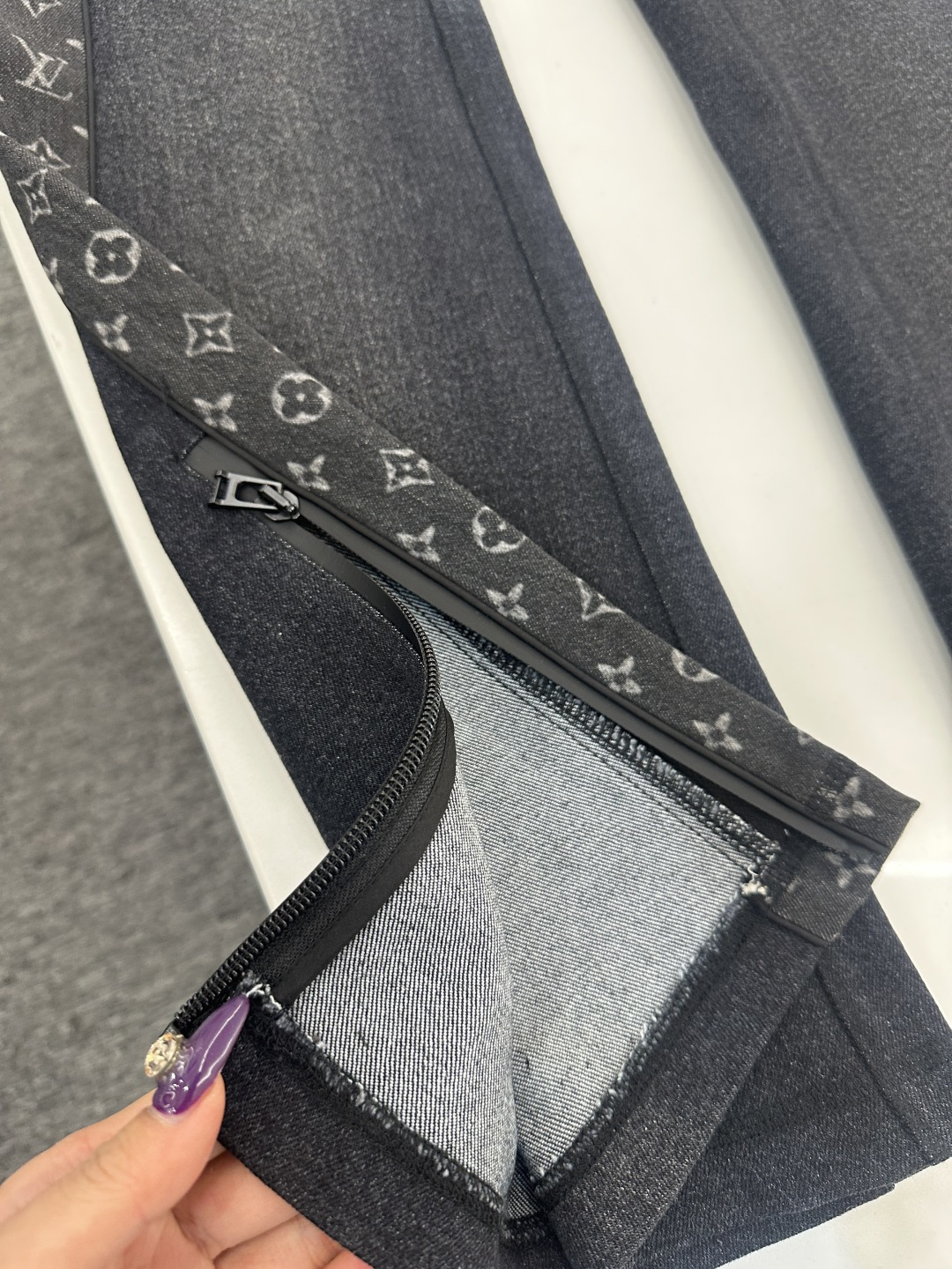 ♥Louis vuitto*♥2025新品上架 修身弹力微喇长裤定制YB斜纹全棉材质，舒适弹力，穿搭有型