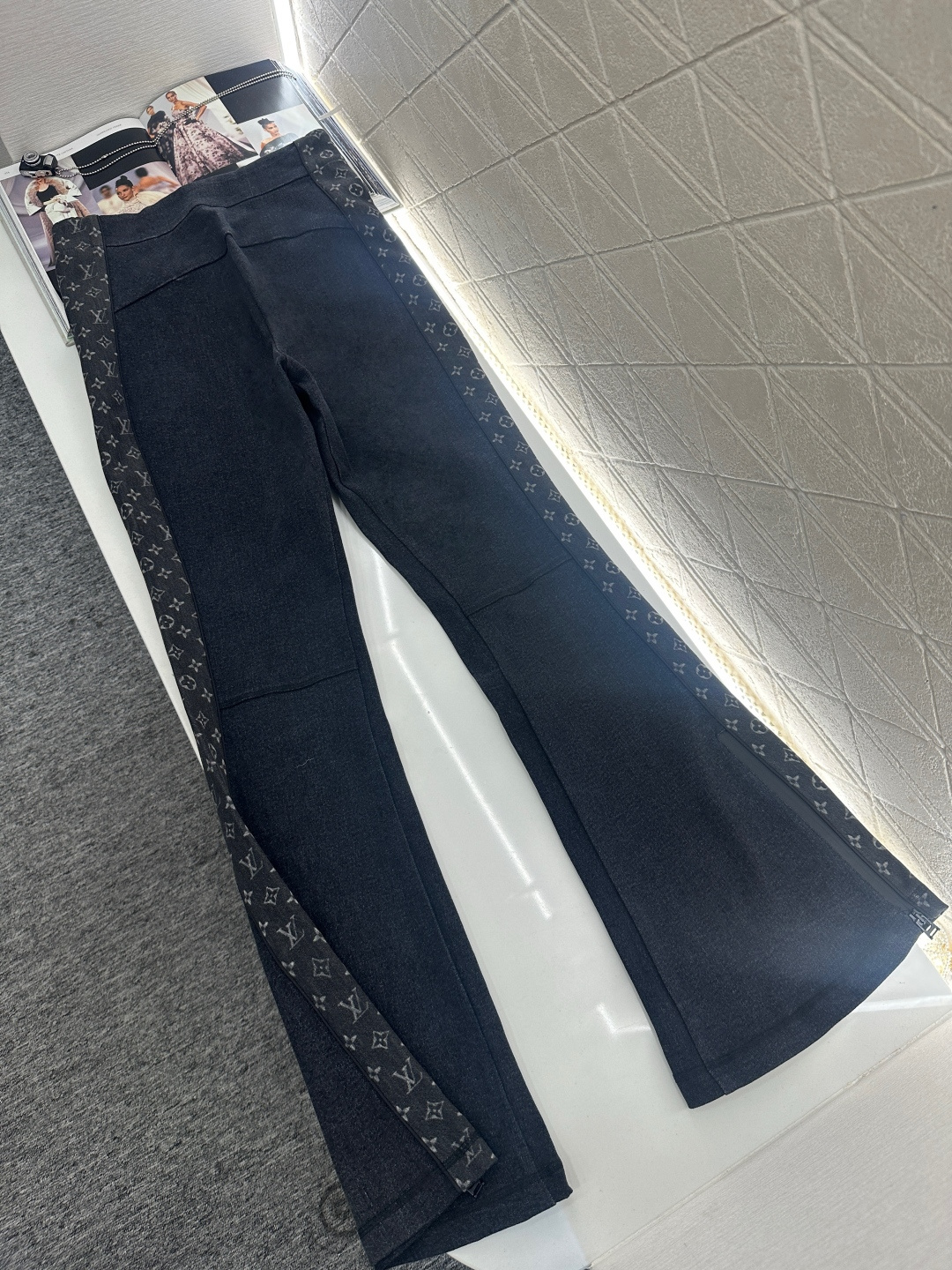 ♥Louis vuitto*♥2025新品上架 修身弹力微喇长裤定制YB斜纹全棉材质，舒适弹力，穿搭有型