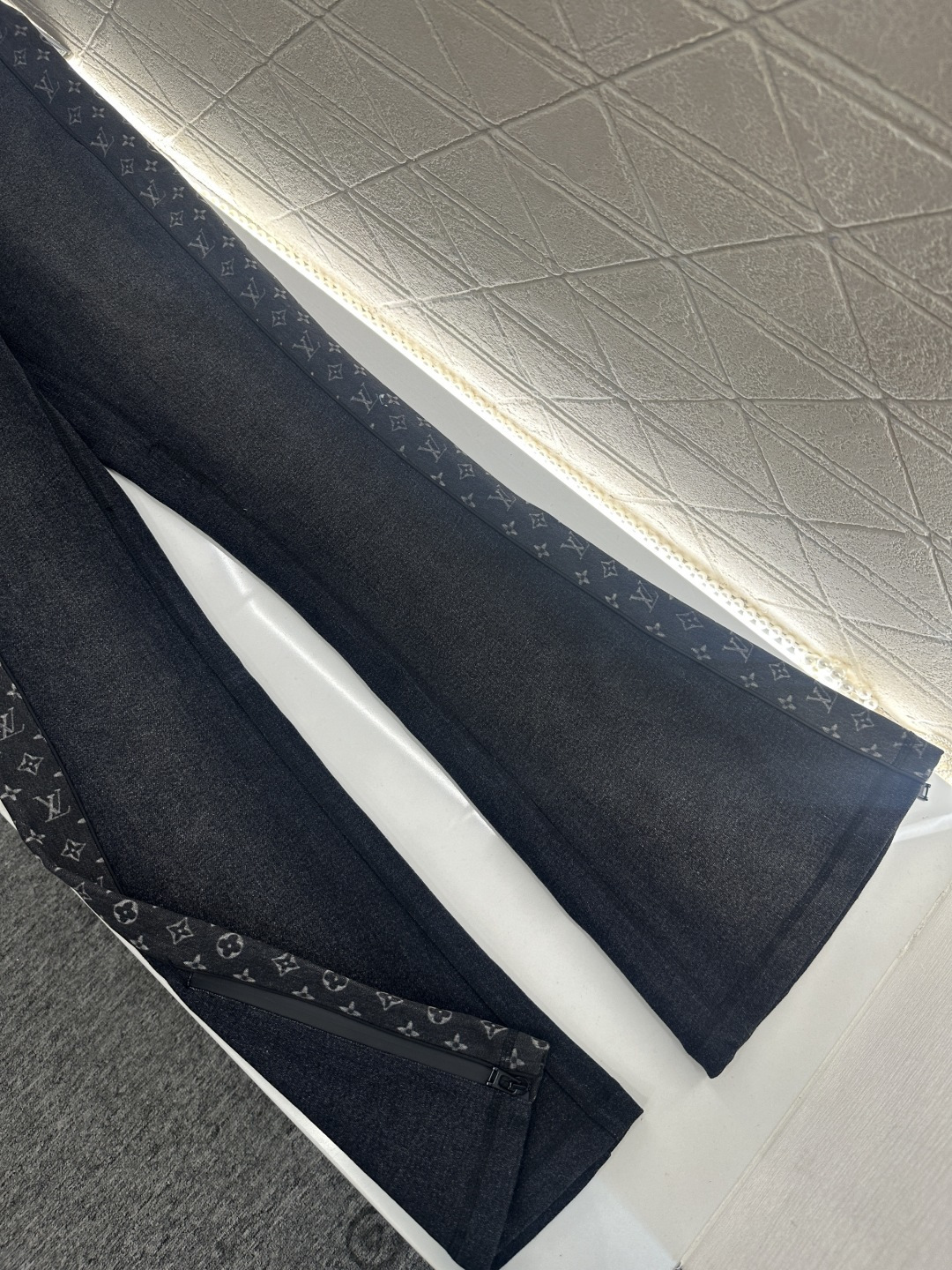 ♥Louis vuitto*♥2025新品上架 修身弹力微喇长裤定制YB斜纹全棉材质，舒适弹力，穿搭有型