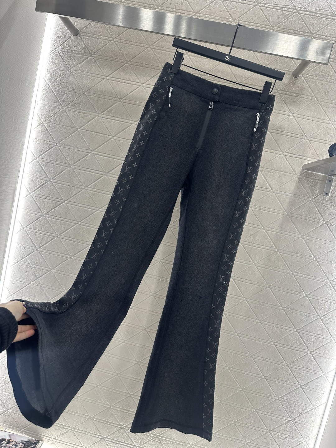 ♥Louis vuitto*♥2025新品上架 修身弹力微喇长裤定制YB斜纹全棉材质，舒适弹力，穿搭有型