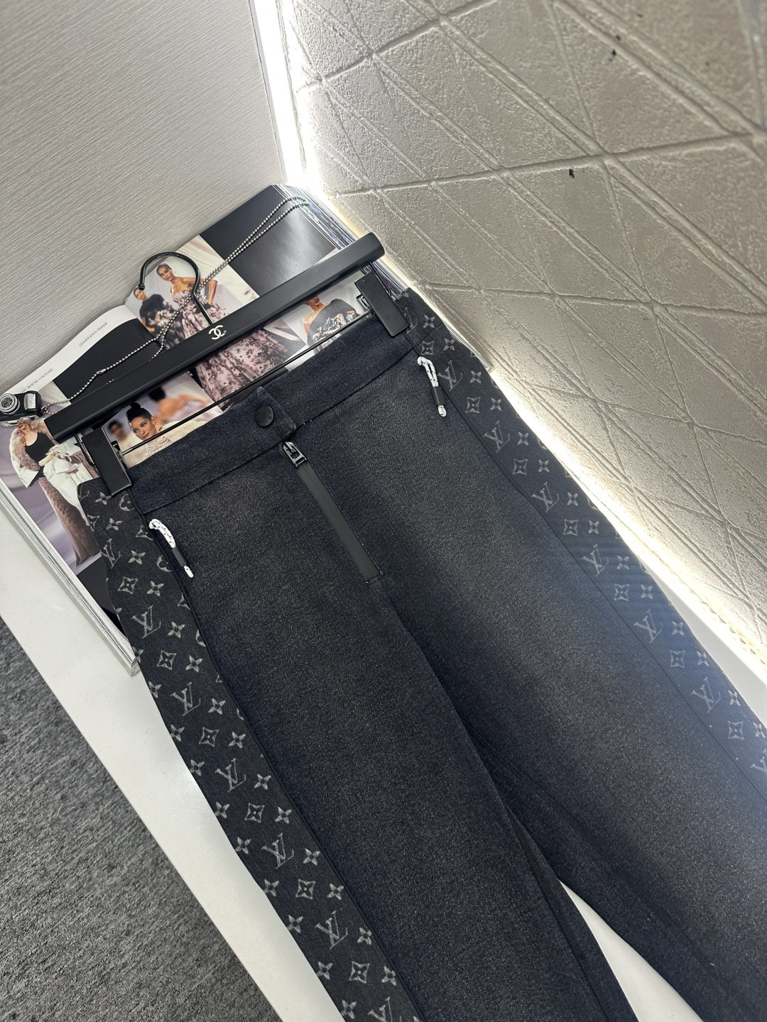 ♥Louis vuitto*♥2025新品上架 修身弹力微喇长裤定制YB斜纹全棉材质，舒适弹力，穿搭有型