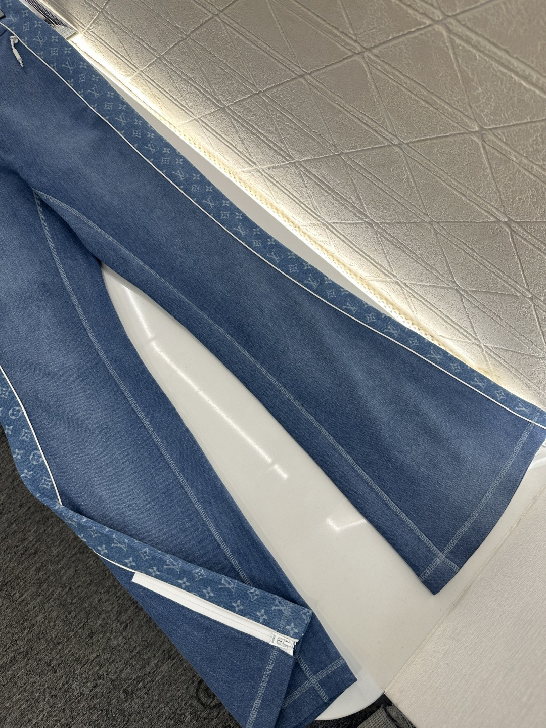 ♥Louis vuitto*♥2025新品上架 修身弹力微喇长裤定制YB斜纹全棉材质，舒适弹力，穿搭有型