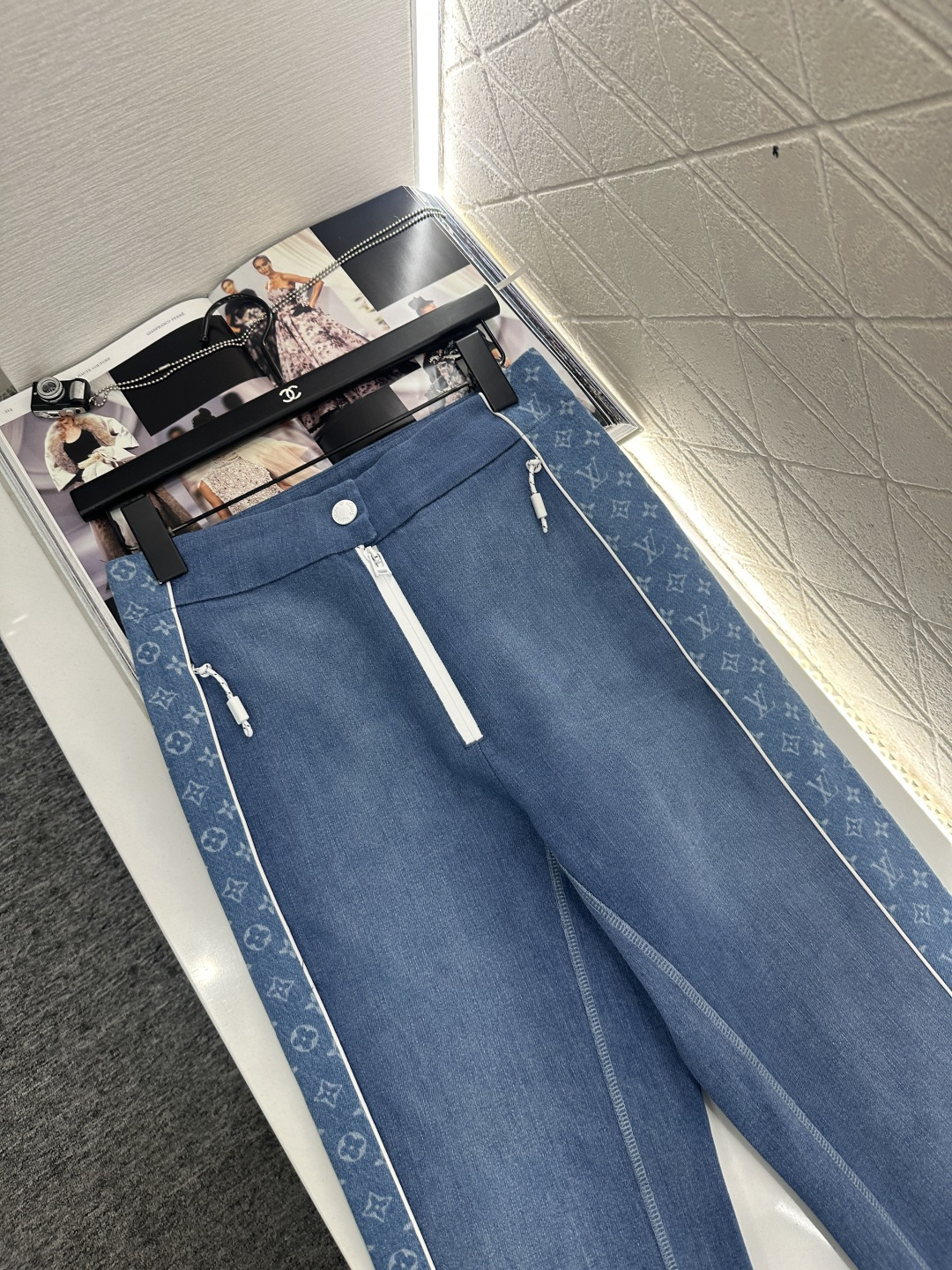 ♥Louis vuitto*♥2025新品上架 修身弹力微喇长裤定制YB斜纹全棉材质，舒适弹力，穿搭有型