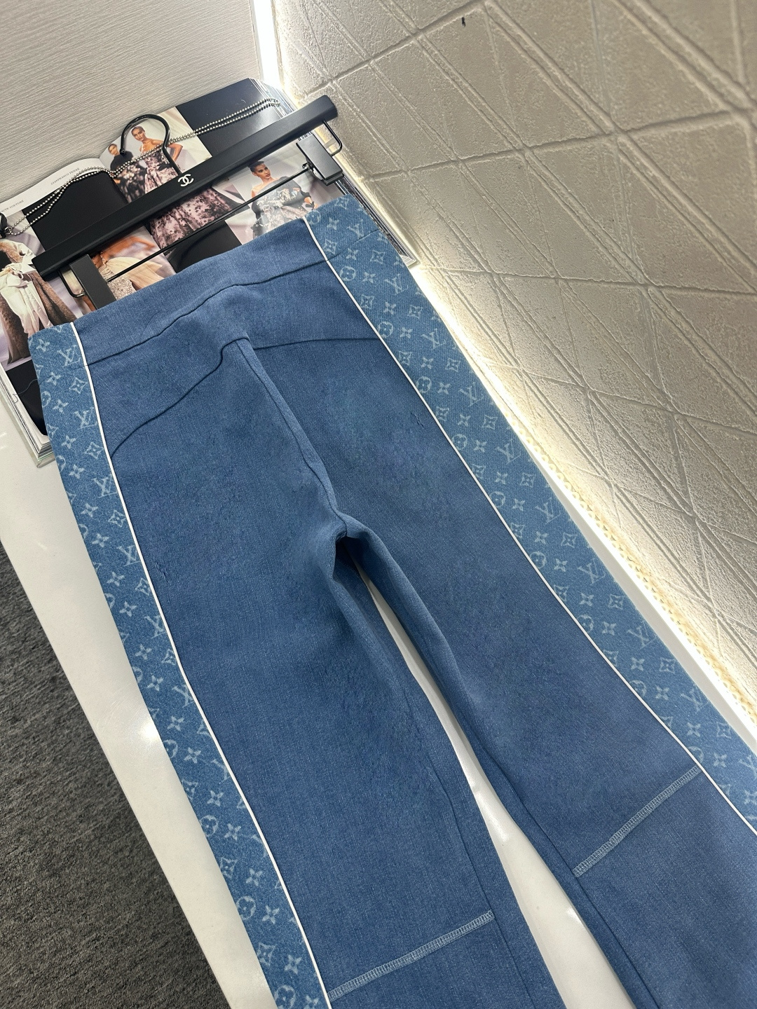 ♥Louis vuitto*♥2025新品上架 修身弹力微喇长裤定制YB斜纹全棉材质，舒适弹力，穿搭有型