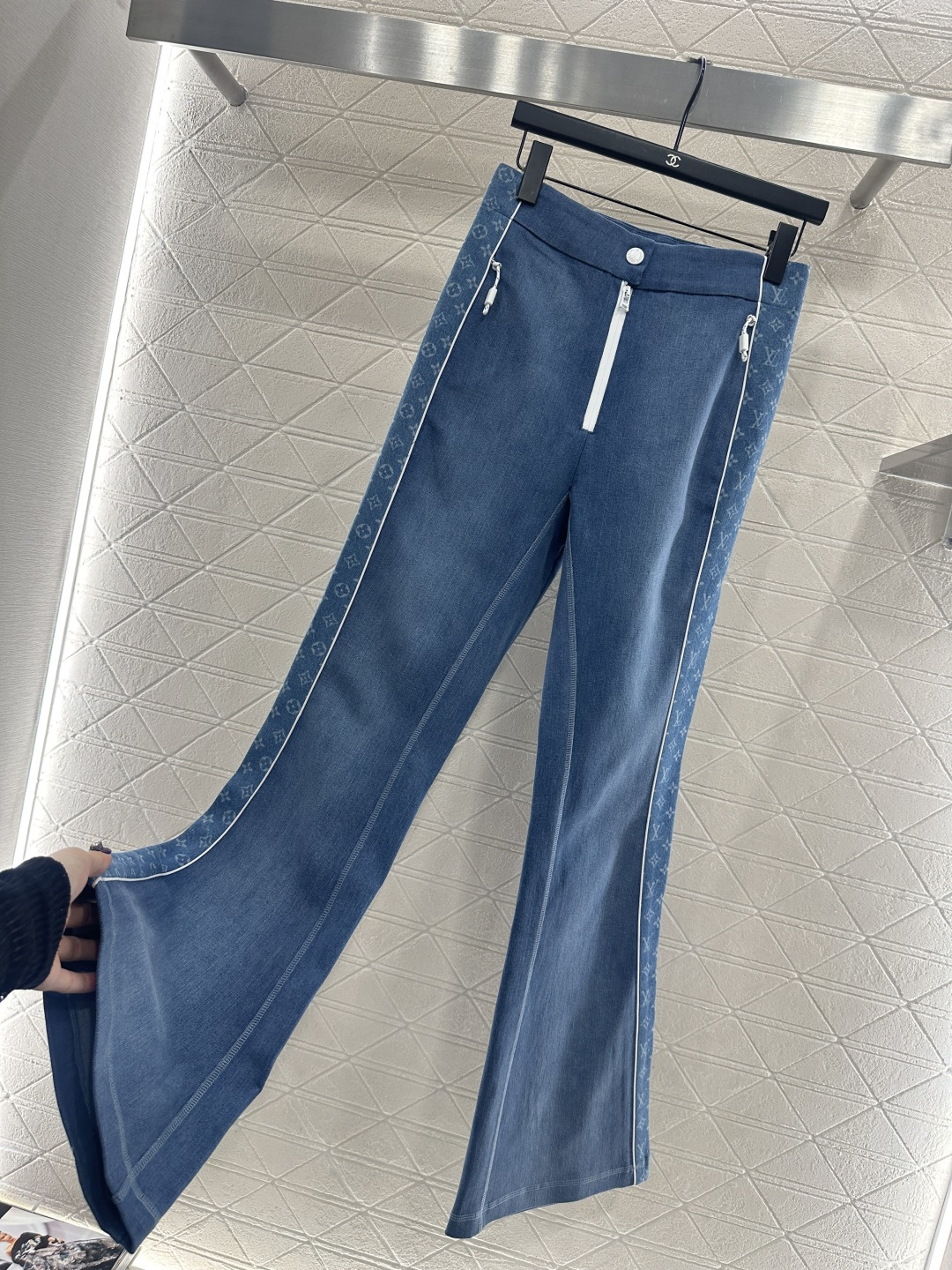 ♥Louis vuitto*♥2025新品上架 修身弹力微喇长裤定制YB斜纹全棉材质，舒适弹力，穿搭有型