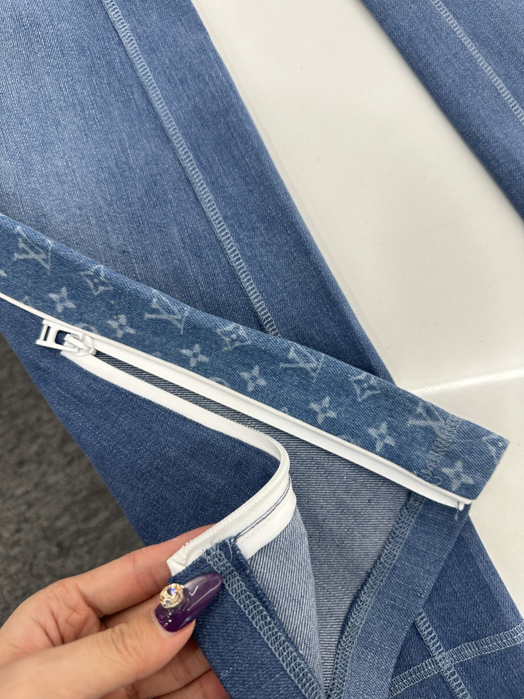 ♥Louis vuitto*♥2025新品上架 修身弹力微喇长裤定制YB斜纹全棉材质，舒适弹力，穿搭有型